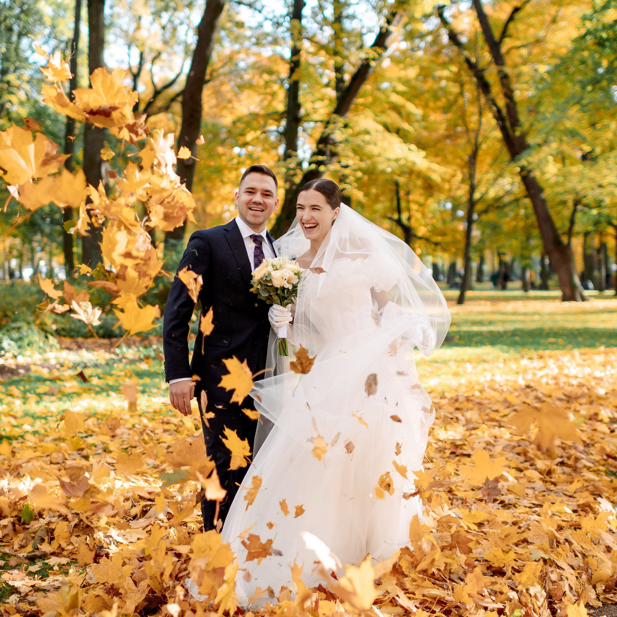 Дарья и Никита (осенняя свадебная фотосессия в Михайловском парке и на Миллионной улице у Атлантов)