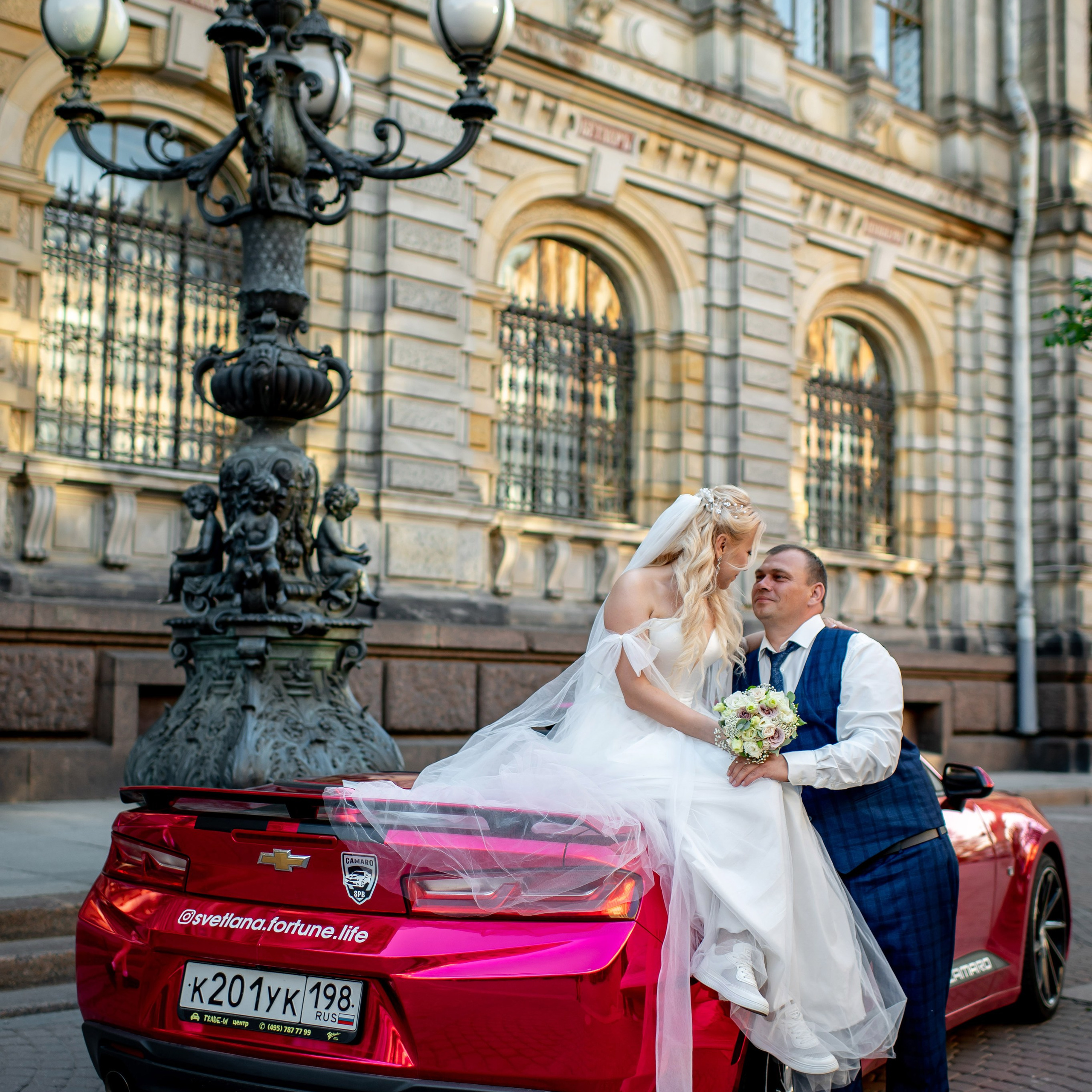 Евгения (фотосессия с малиновым chevrolet camaro, в сирени в Пушкине в Екатерининском парке)