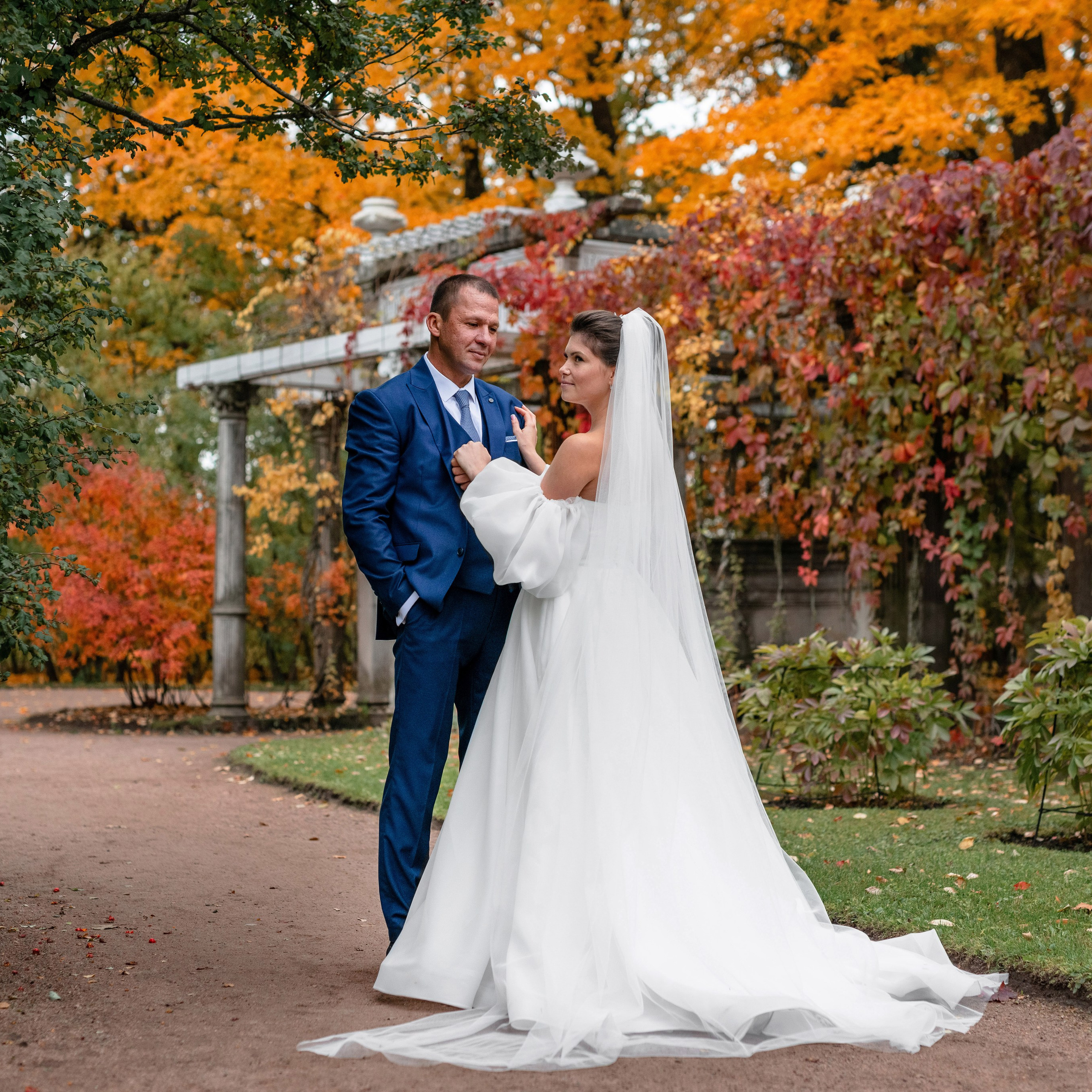 Осенняя свадебная прогулка в Екатерининском парке в Пушкине