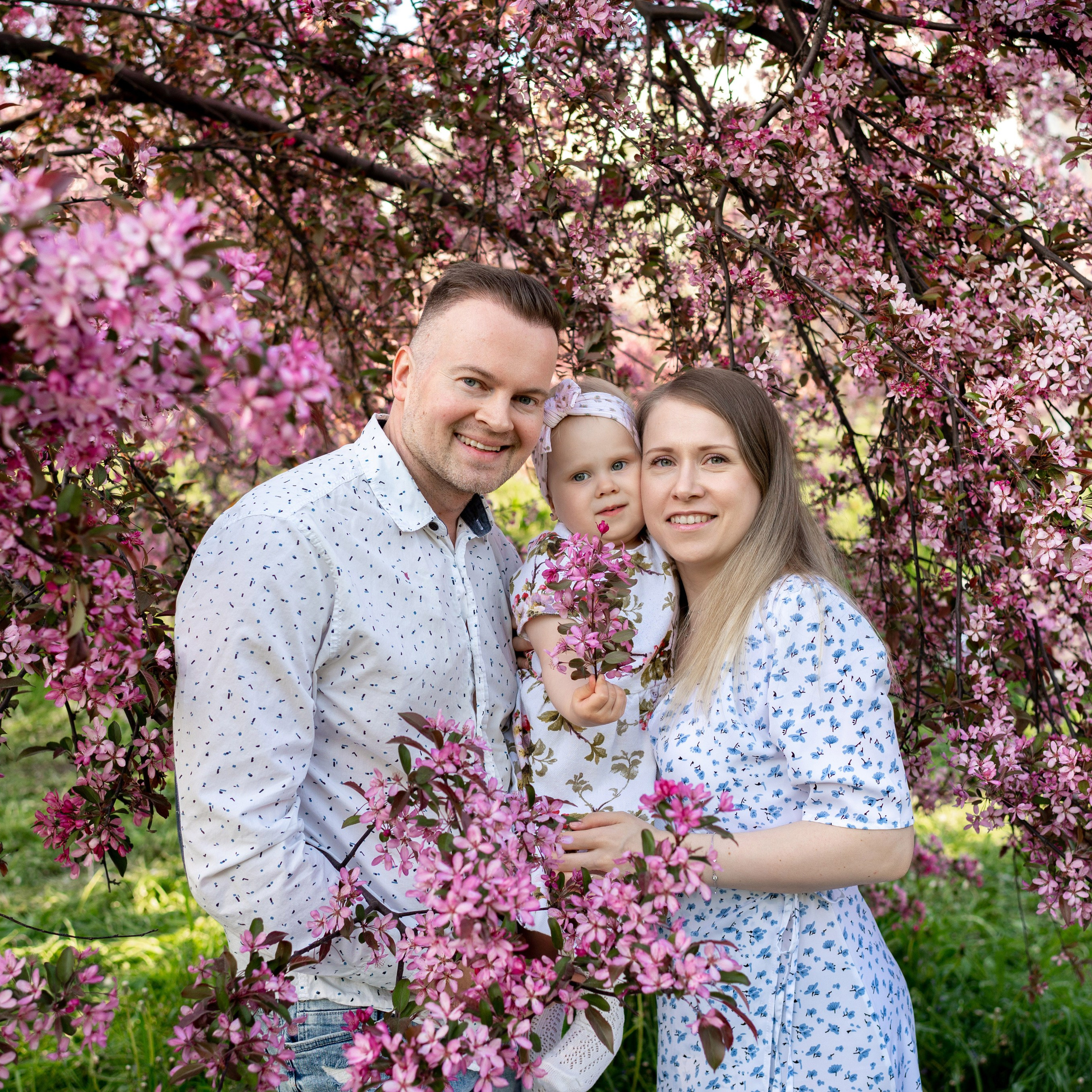 Ника и родители в розовых яблонях