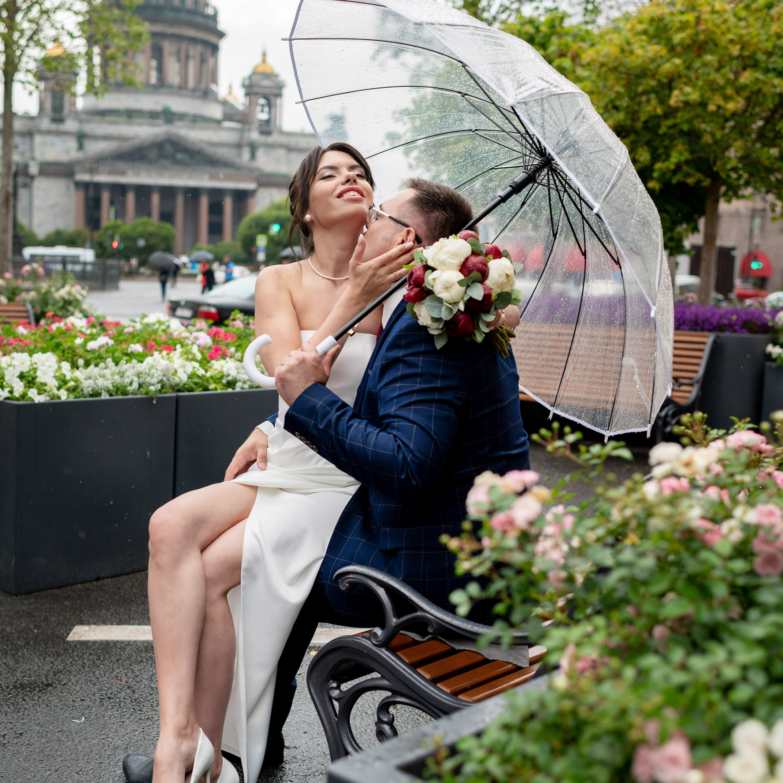 Евгений и Александра (фотосессия под дождём на Исаакиевской площади, свадебная прогулка на Финском заливе)