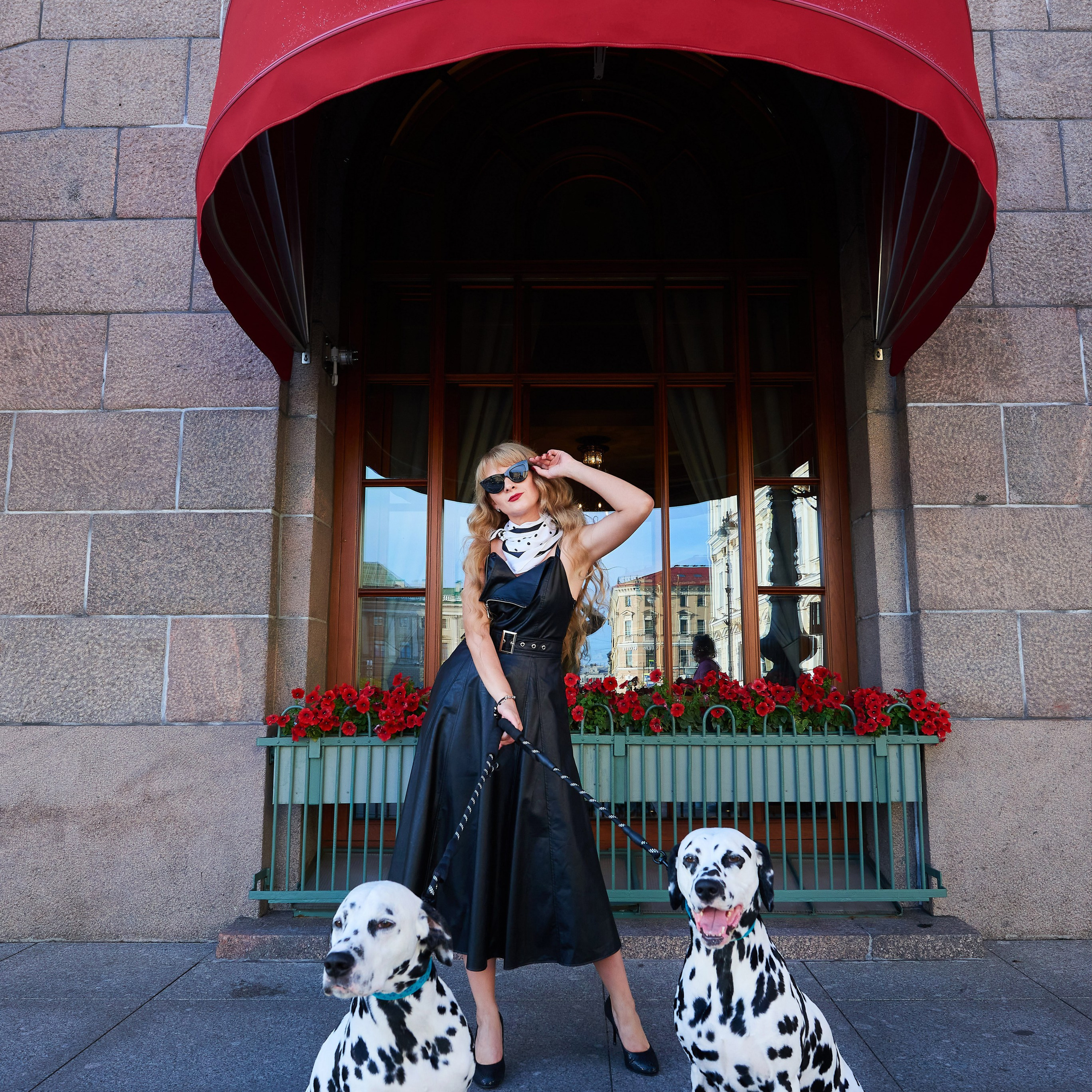 Прогулка Дарьяны по Питеру с долматинцами