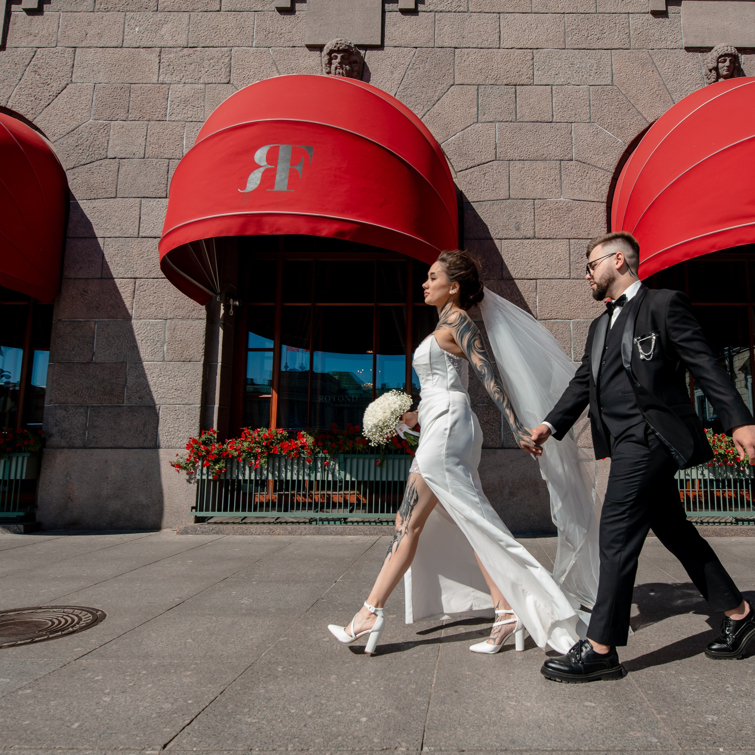 Диана и Евгений (маршрут № 1 в Питере: Исаакиевская площадь, красные маркизы Астории, набережная Мойки, Дворец Штиглица и Летний сад)