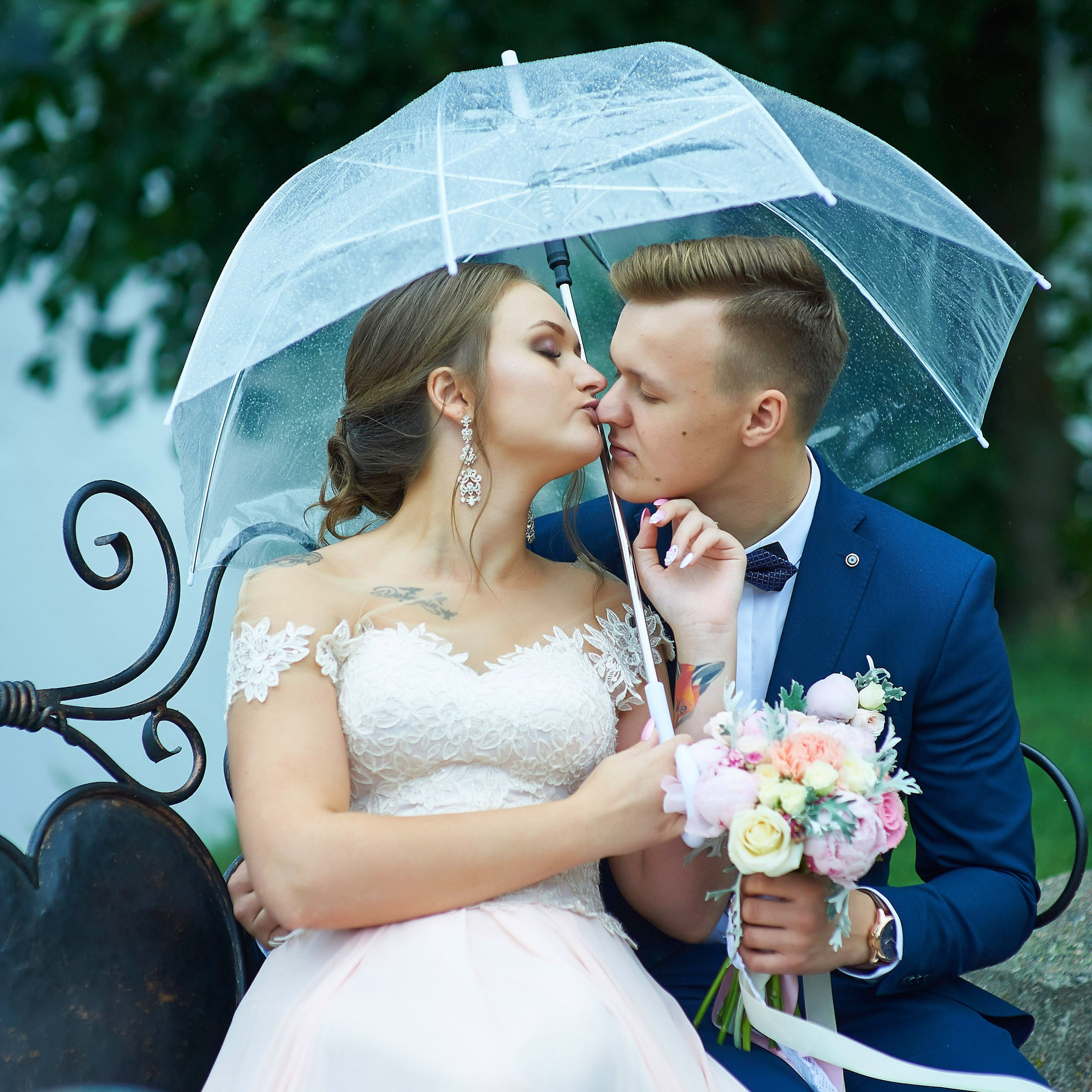 Ульяна и Дмитрий (свадебная прогулка в Сестрорецке под дождем, , фотосессия в верхнем парке Петергофа)