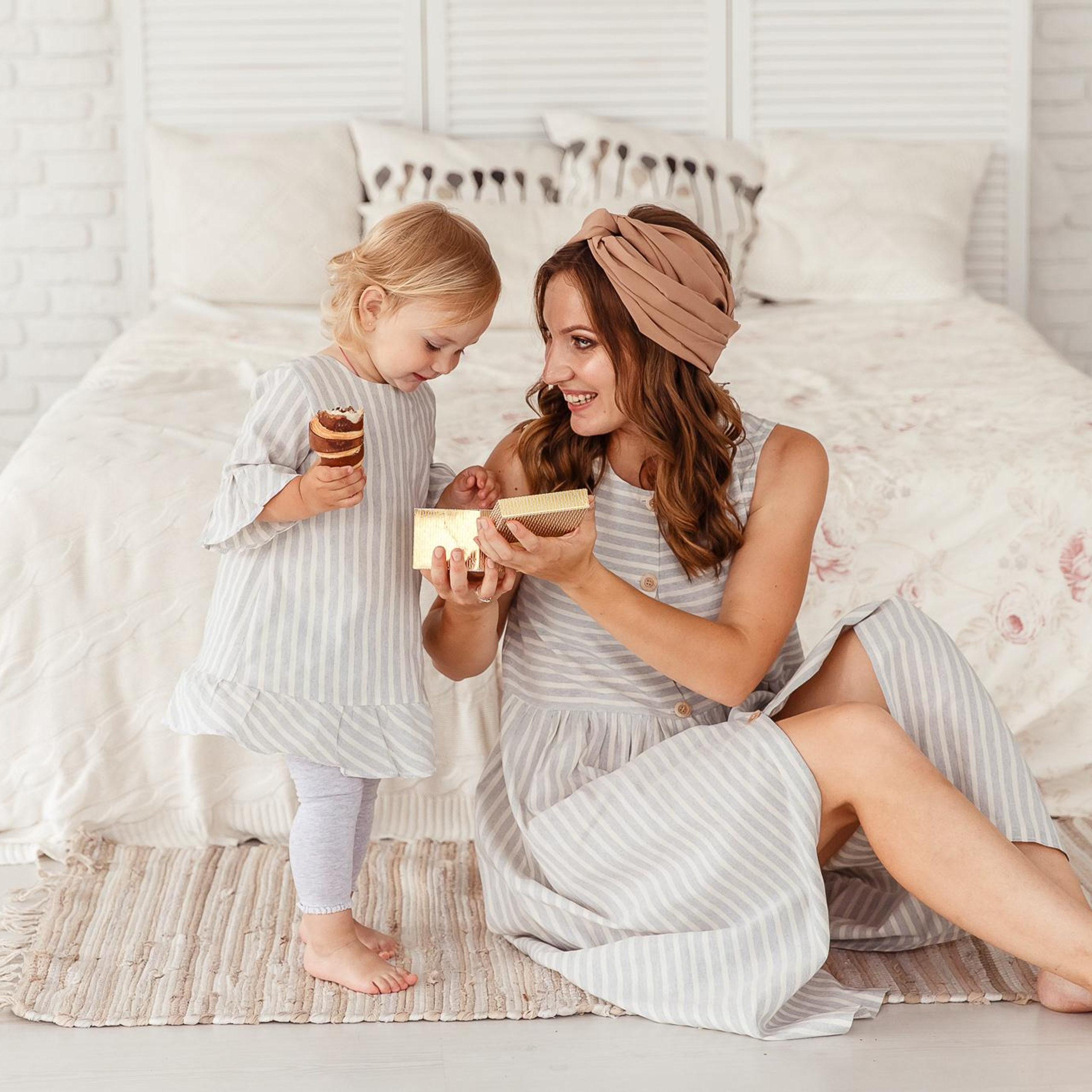 Студийная фотосессия мамы и дочки