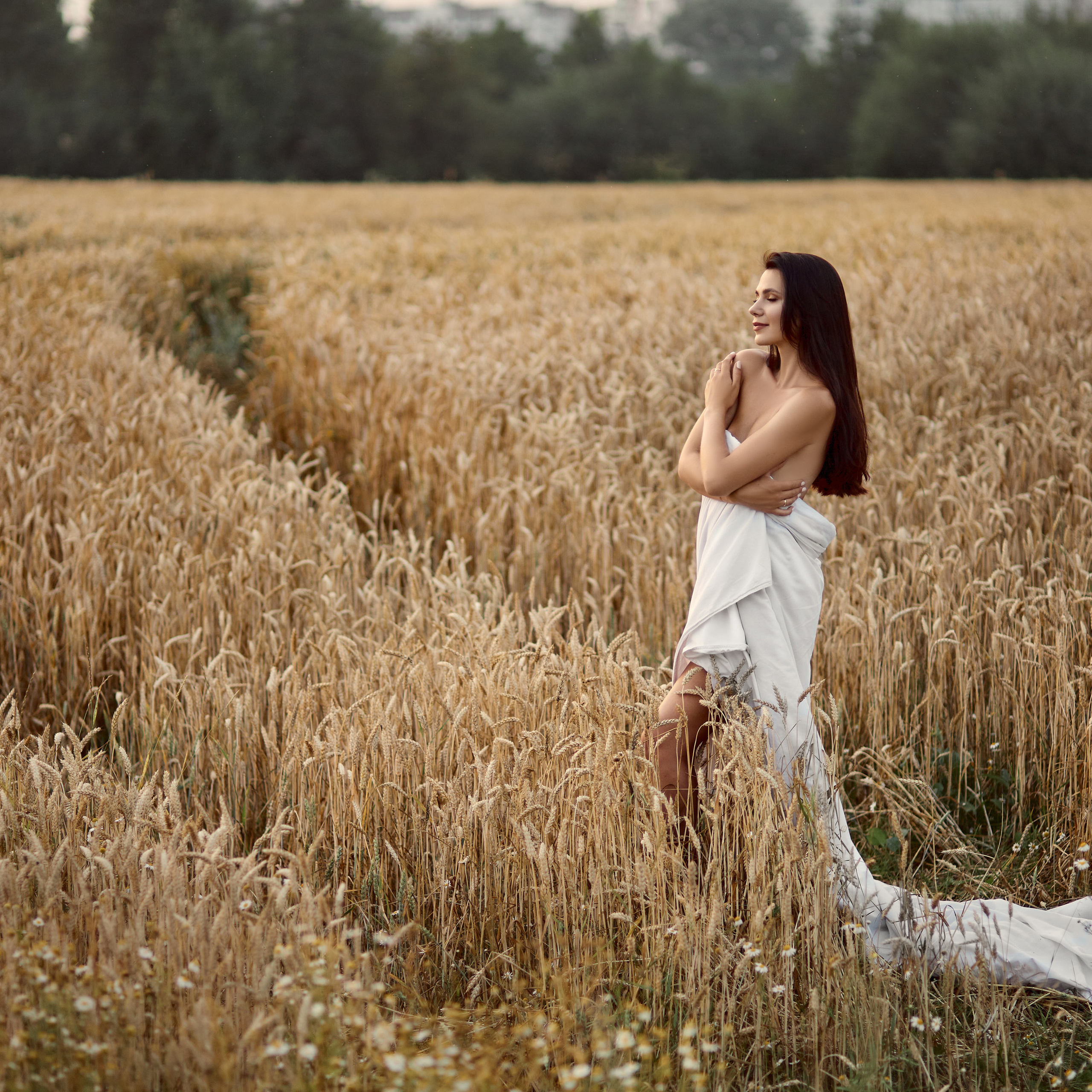 Будуарная фотосессия в пшенице