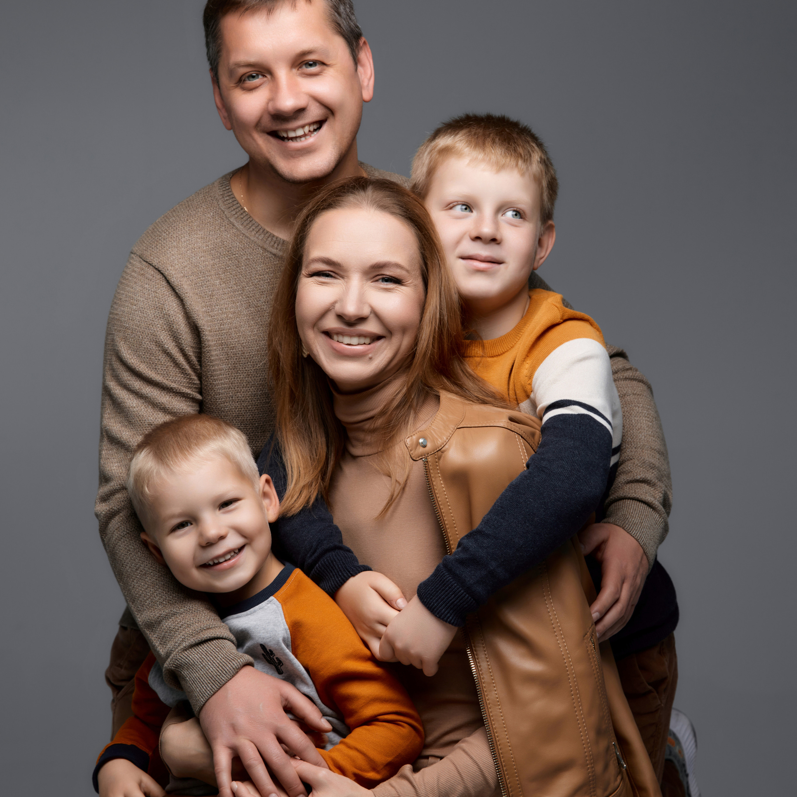 Фоновая фотосессия в студии для семьи