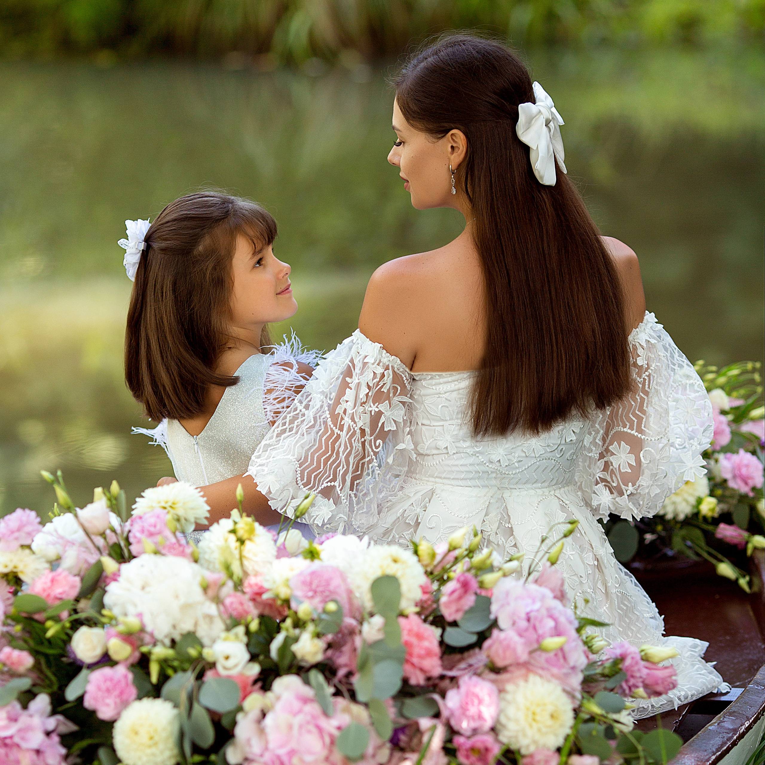 Ксения и Алиса в лодке с цветами