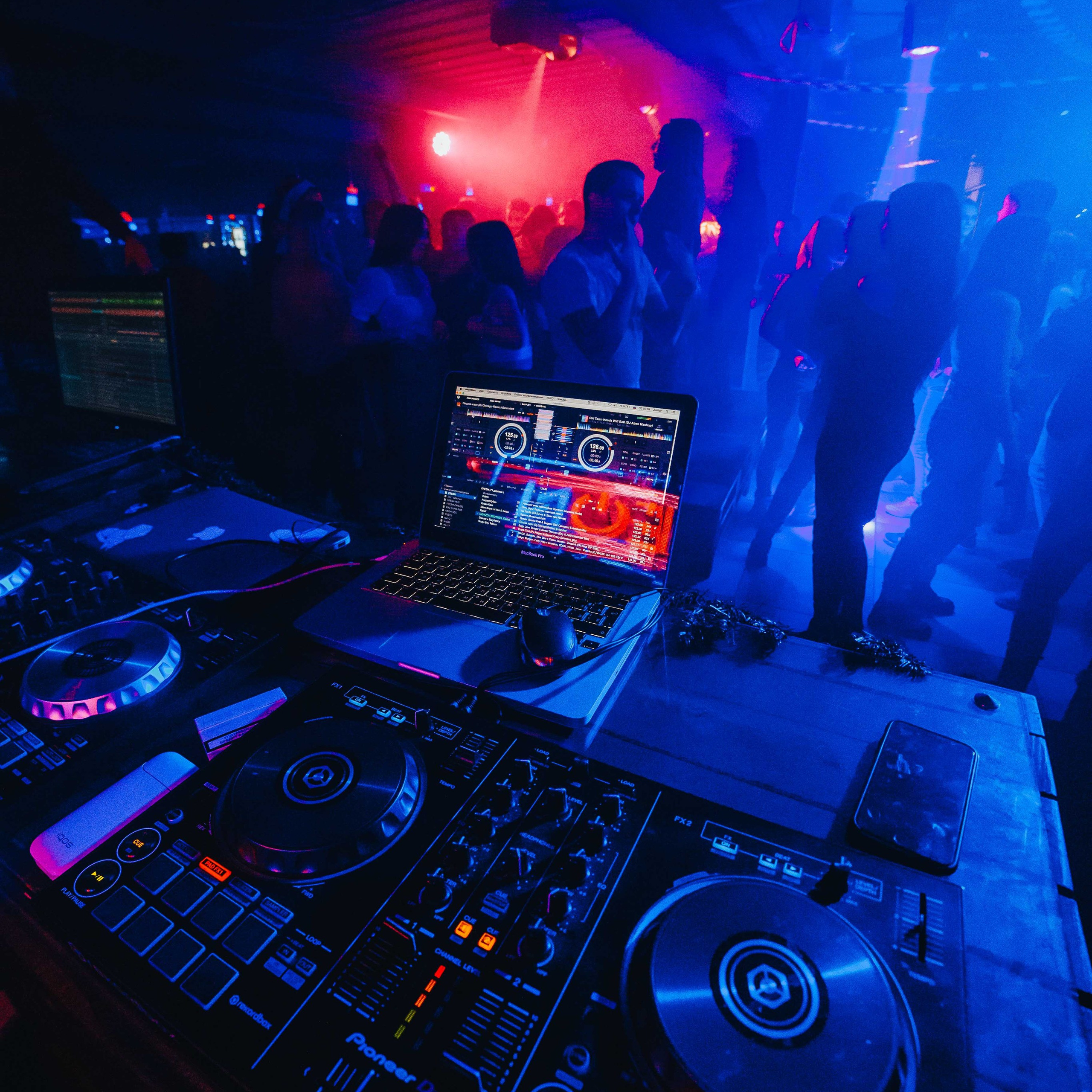 Ночной клуб НЕОН | Фотоотчеты NEON Барнаул. Репортажный (Event) фотограф в Барнауле | Даниил Маркин | Качество и вайб