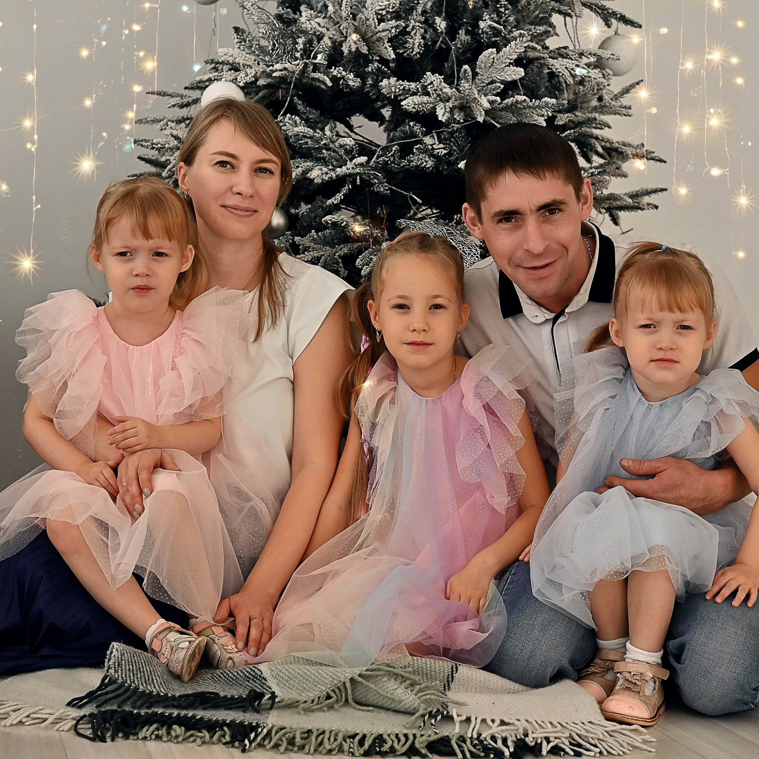 Александр, Юлия, Тася, близнецы Ульяна и Анечка