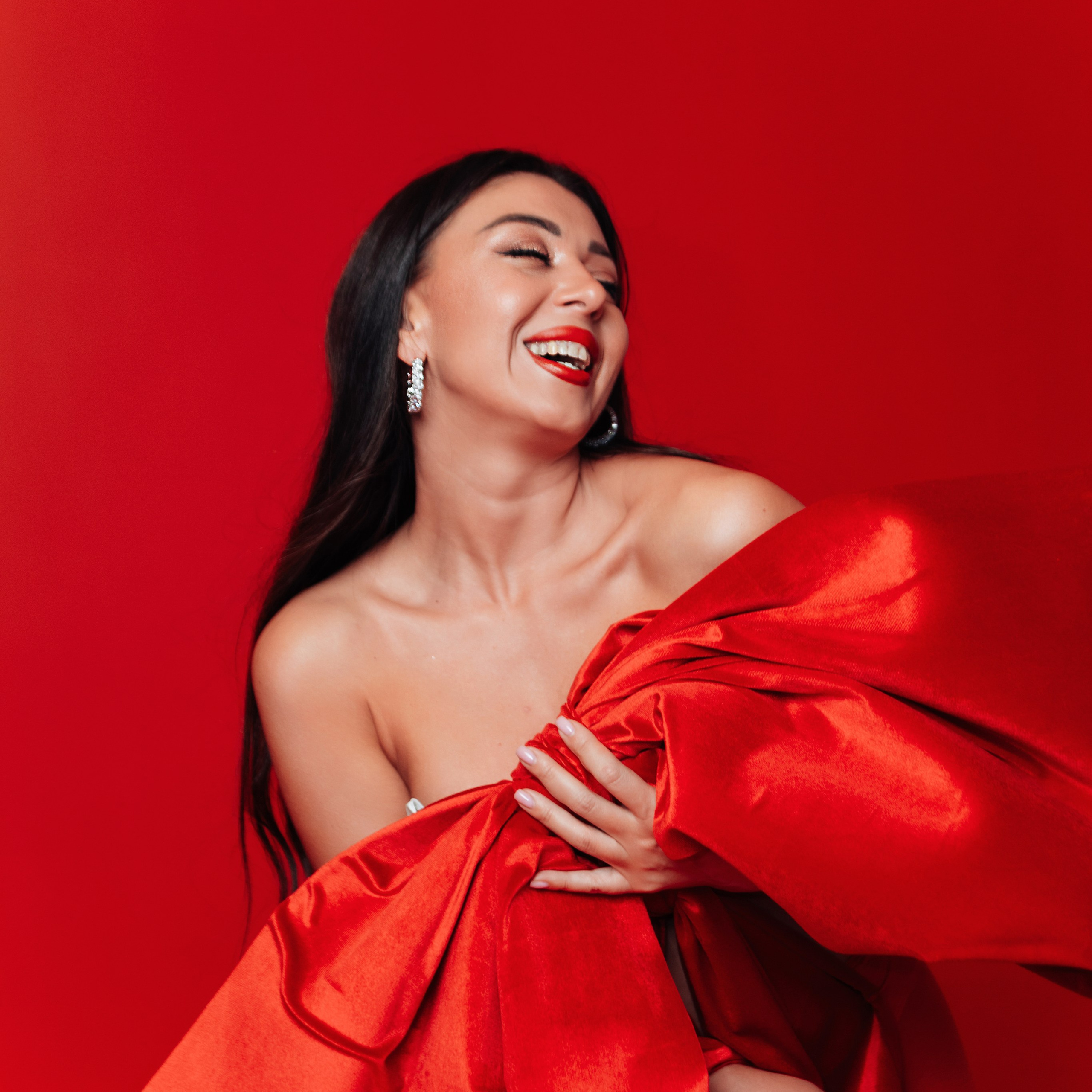 Новогодняя фотосессия в студии на красном фоне