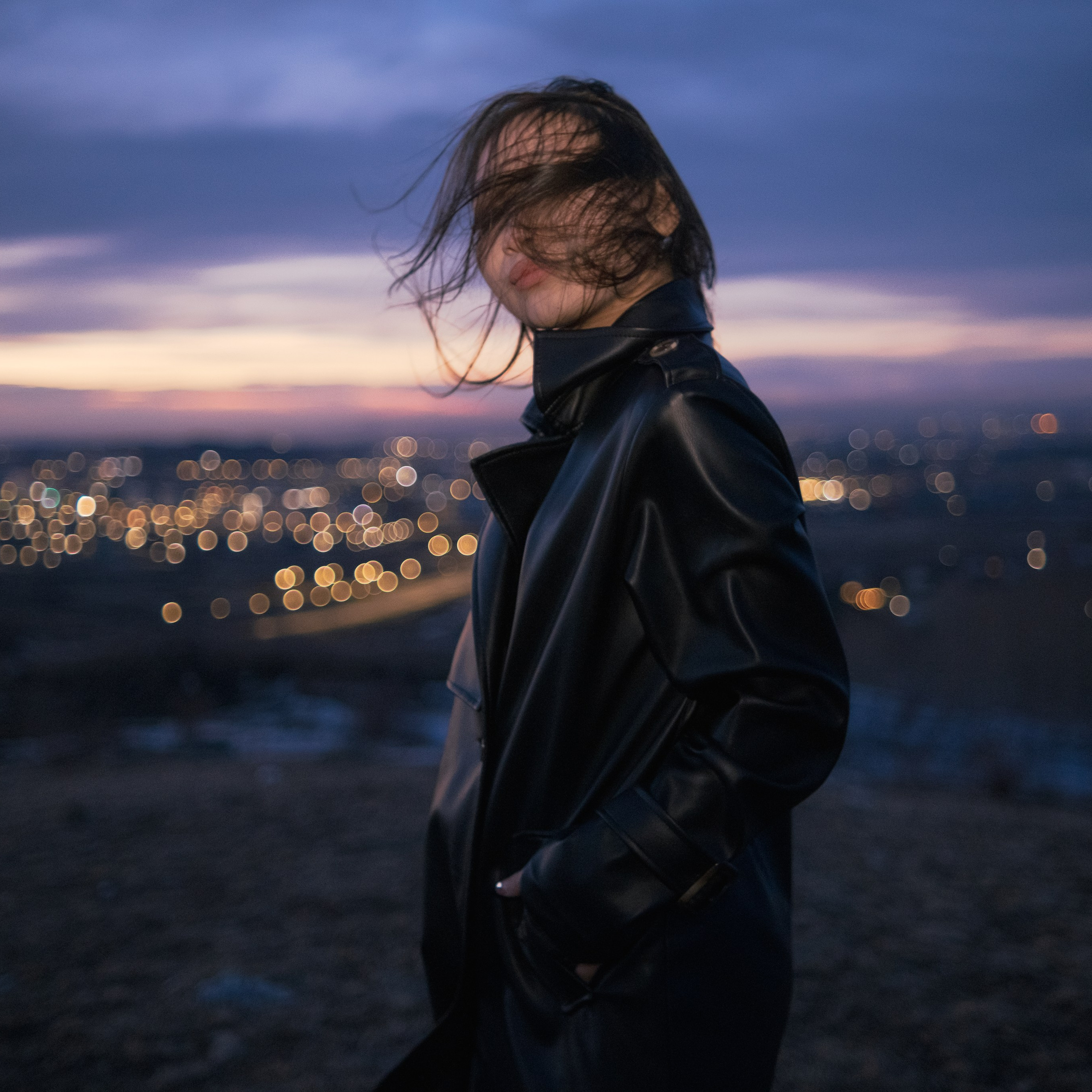 Ветер растрепал волосы Анель