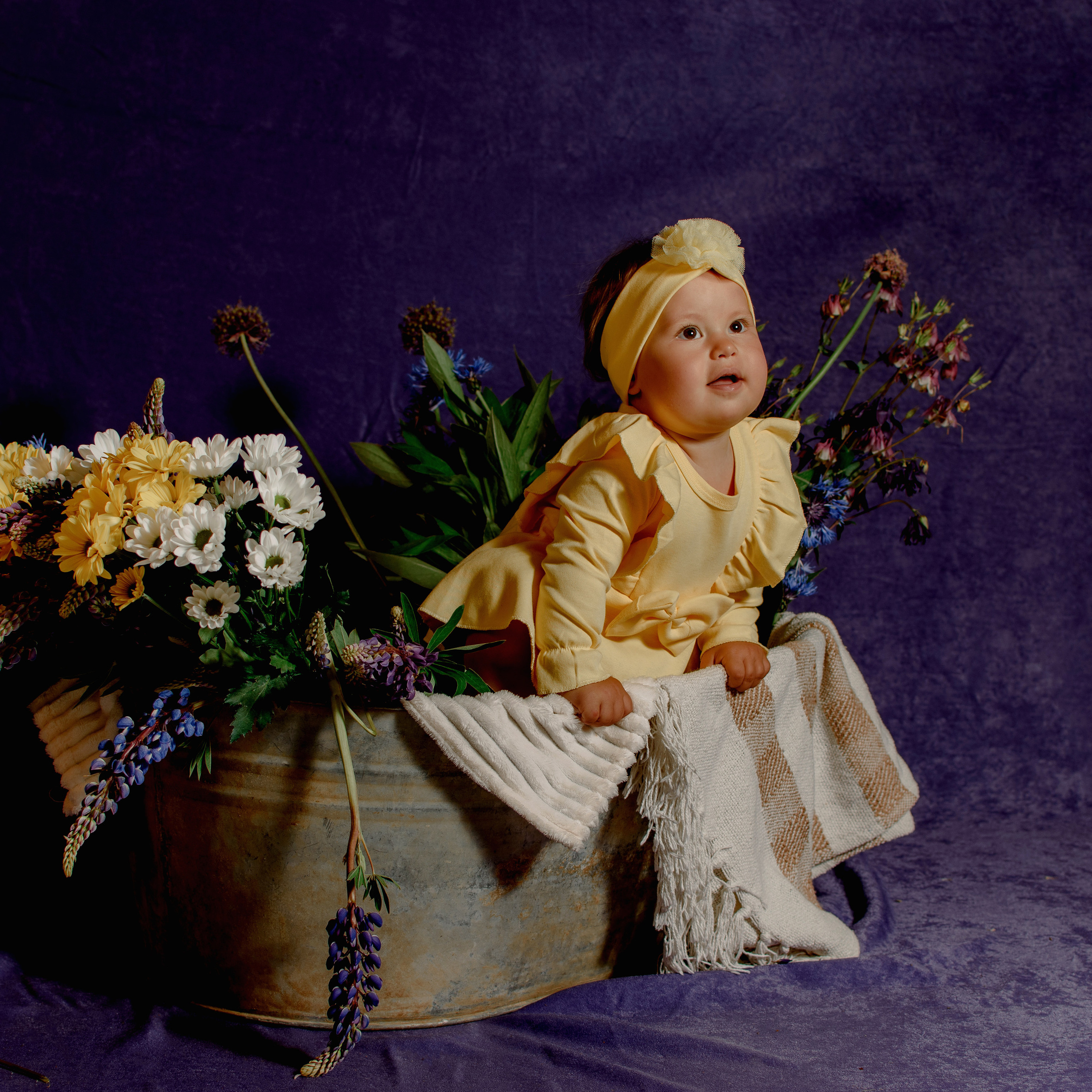 Малышка в желтом