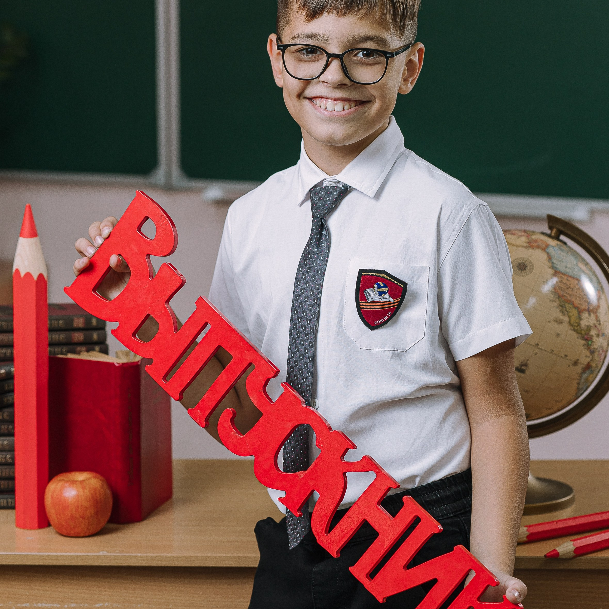 Портреты- класс- надпись «выпускник» — 4 класс