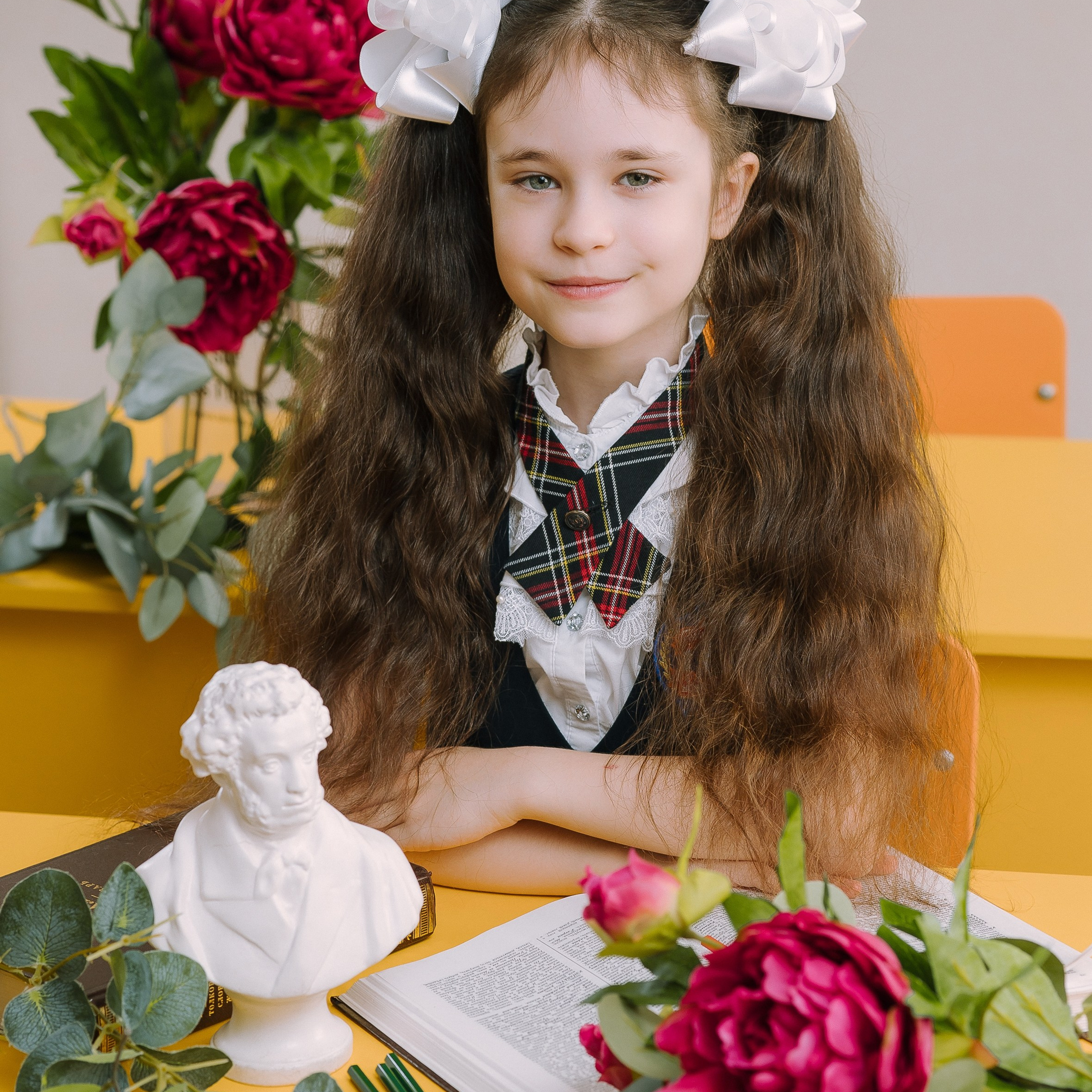 Портреты за партой в классе- Весна