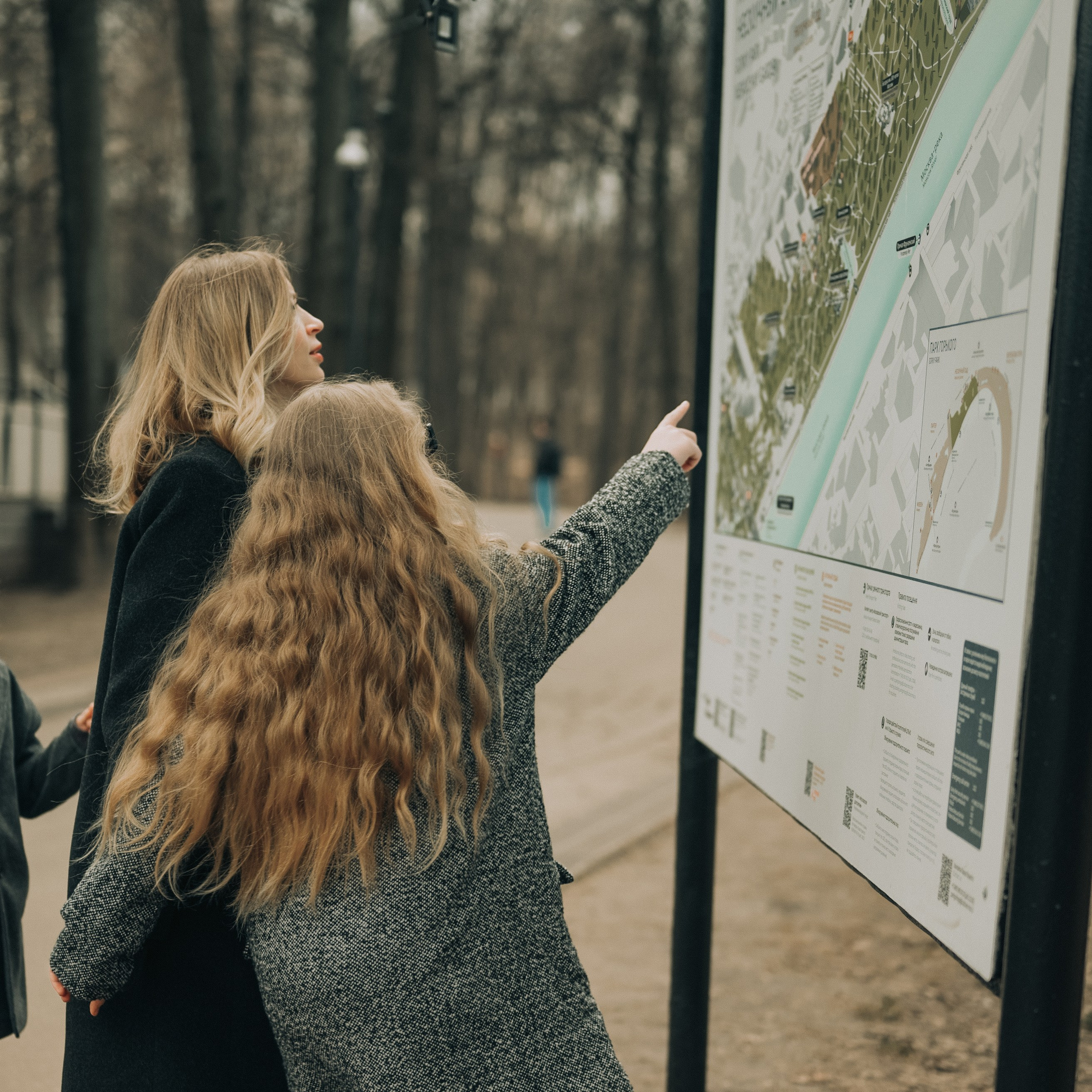 Весенняя прогулка. Аня, Егор, Эми и Миша