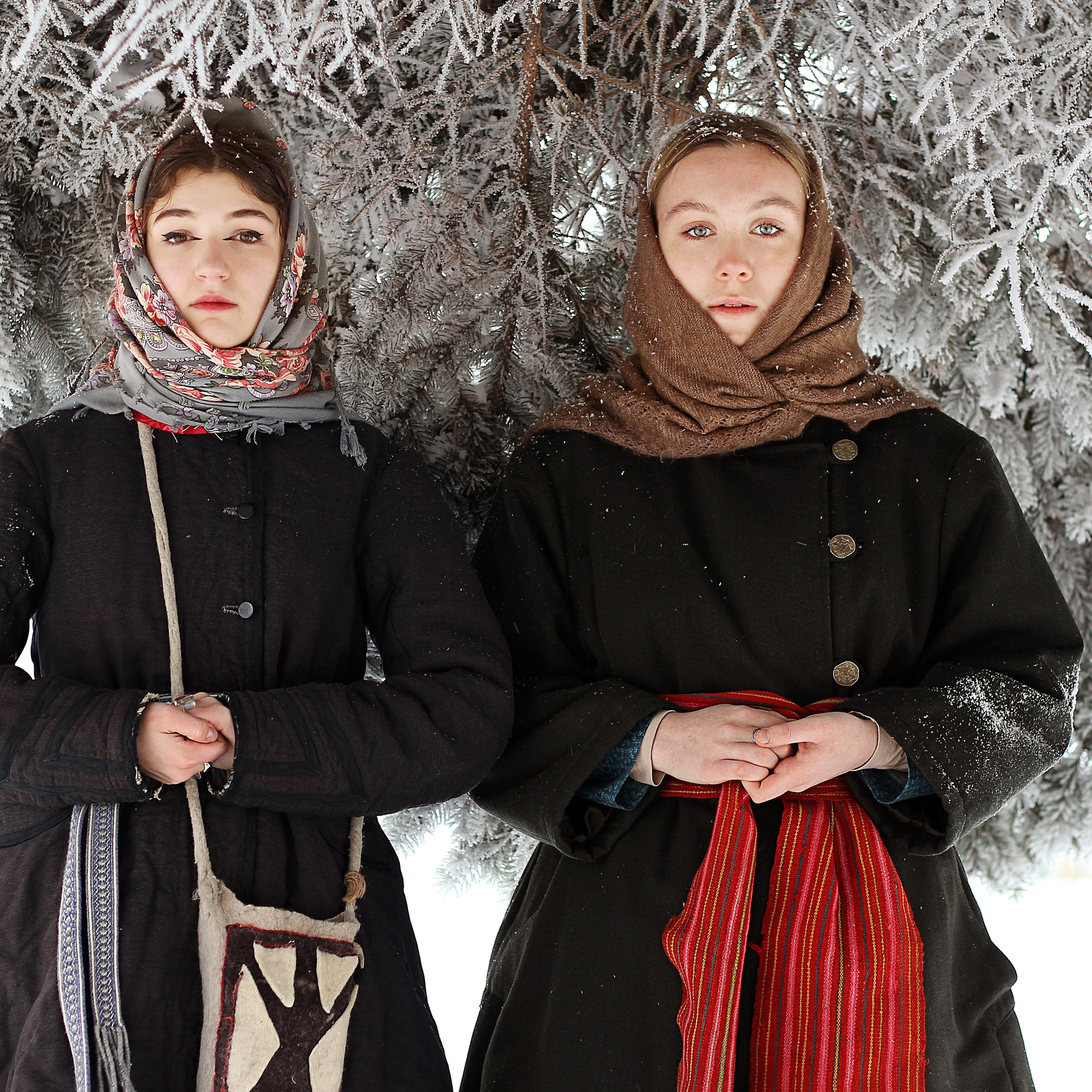 Девушки в платках