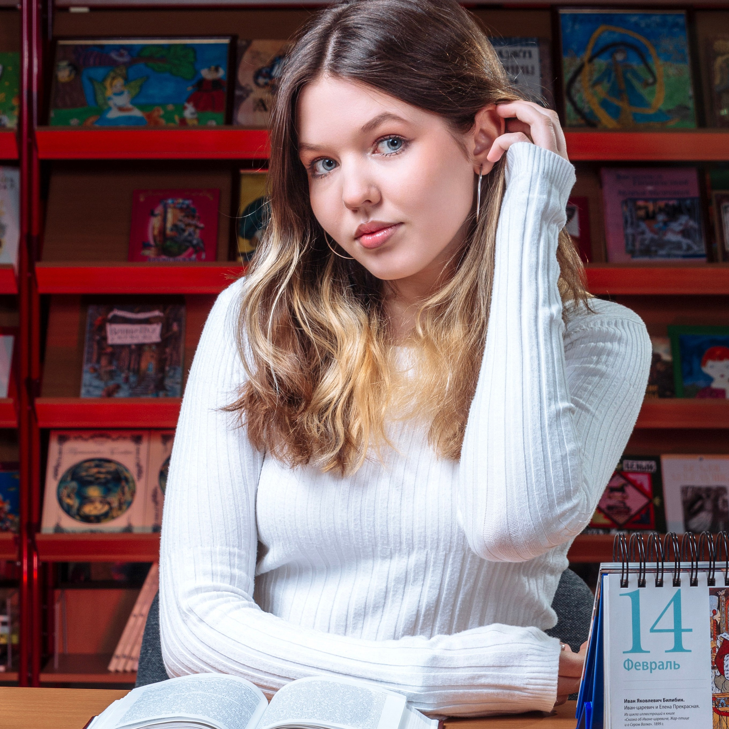 Фотосъемка портретной части выпускного альбома в школьной библиотеке. Фотограф в Москве и Московской области Олег Подлесных