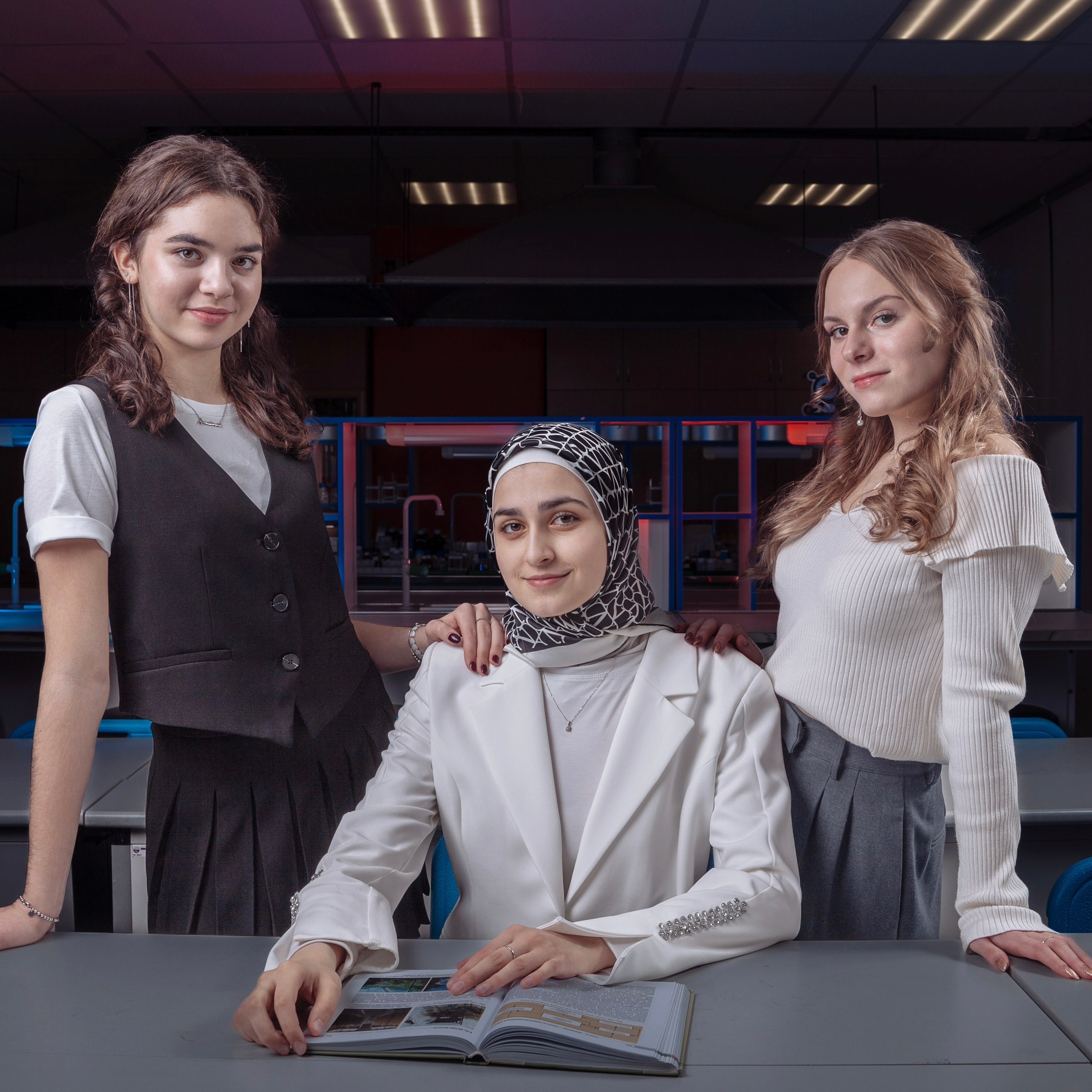 Вариант выпускного альбома для старших классов, обучающихся по химическому профилю в классе химии. Фотограф в Москве и Московской области Олег Подлесных