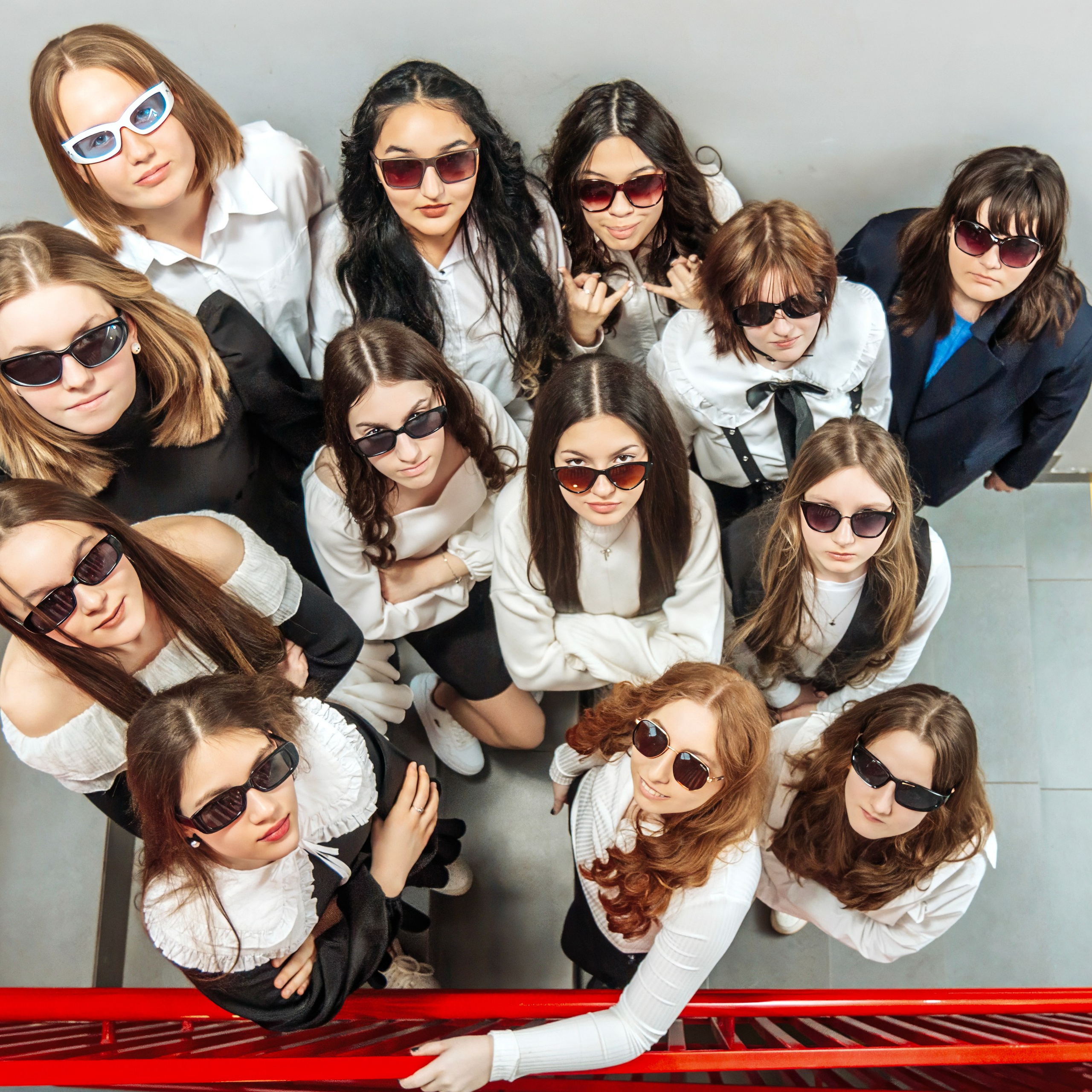 Съемка выпускного альбома для 9 класса в актовом зале школы с цветным светом. Фотограф в Москве и Московской области Олег Подлесных