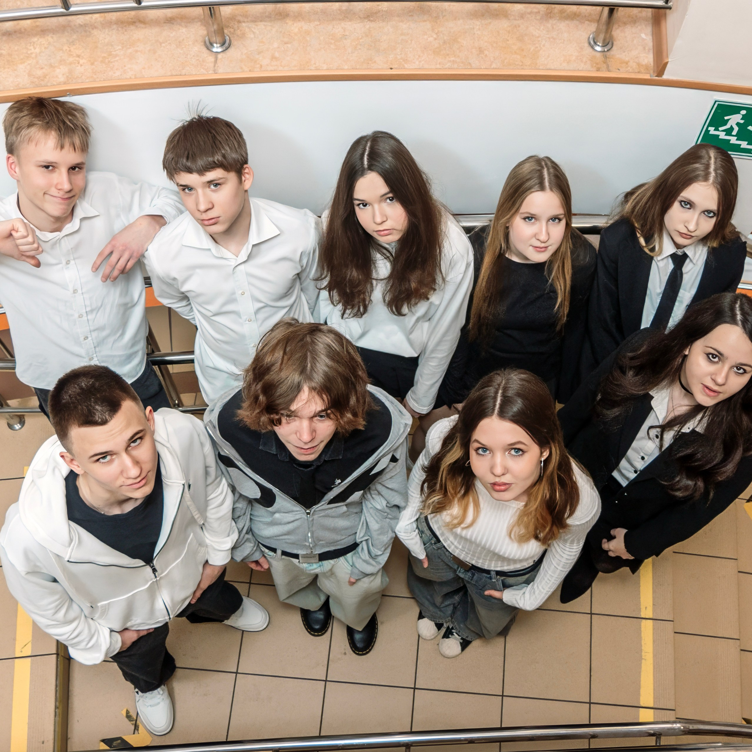 Съемка выпускного альбома старшеклассников в школьной библиотеке