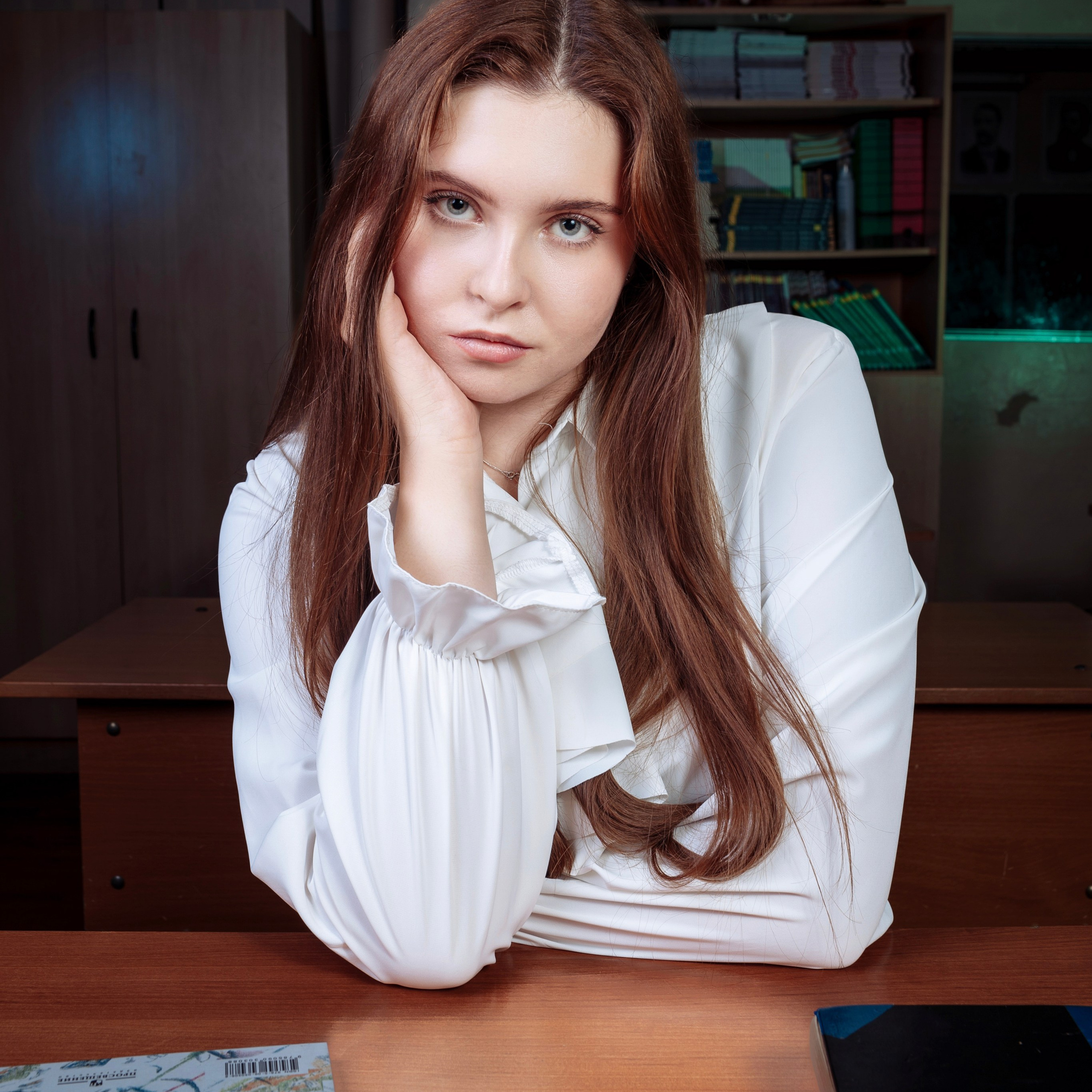 Съемка для выпускного альбома 9 класса с цветным светом в школьном классе. Фотограф в Москве и Московской области Олег Подлесных