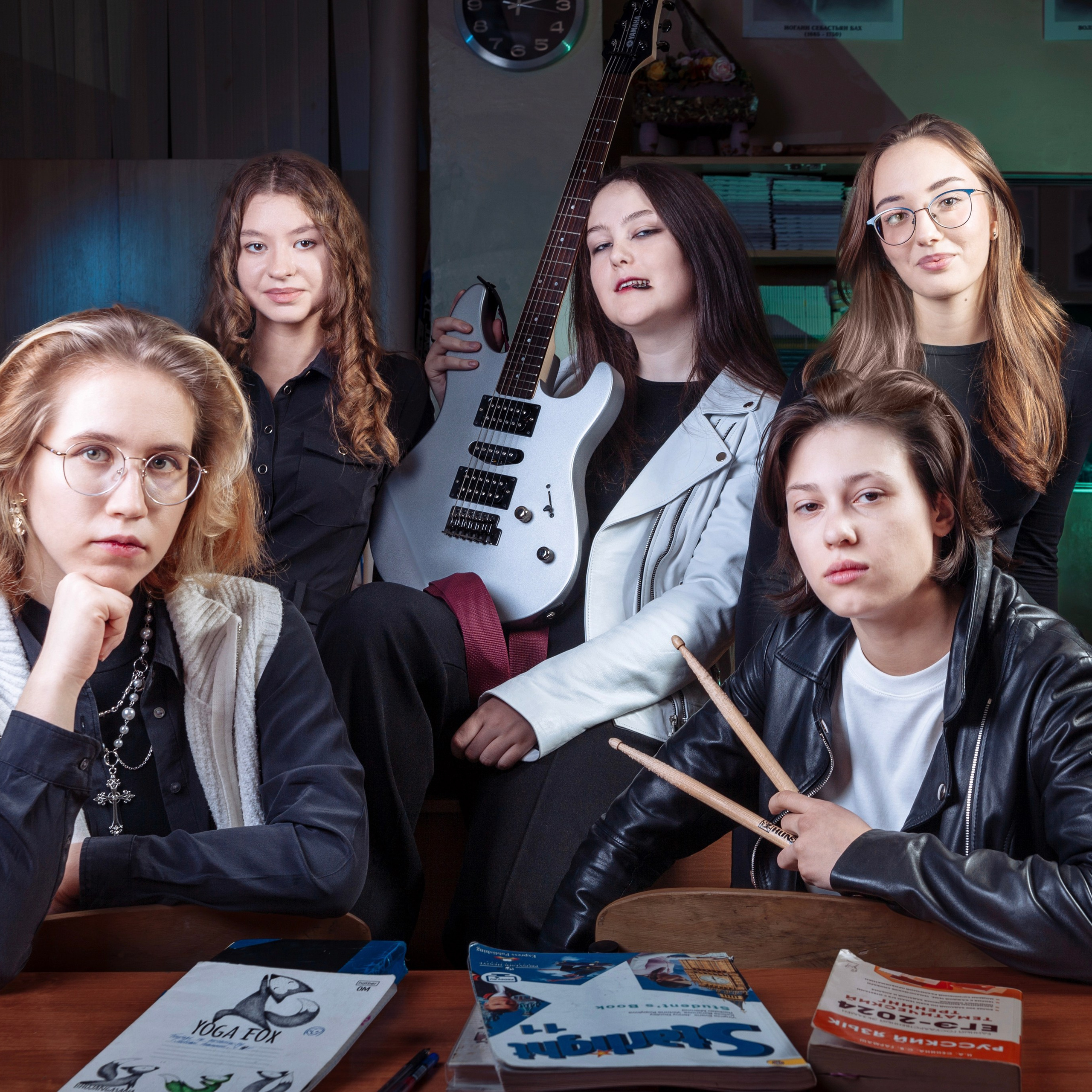 Съемка для выпускного альбома 9 класса с цветным светом в школьном классе. Фотограф в Москве и Московской области Олег Подлесных