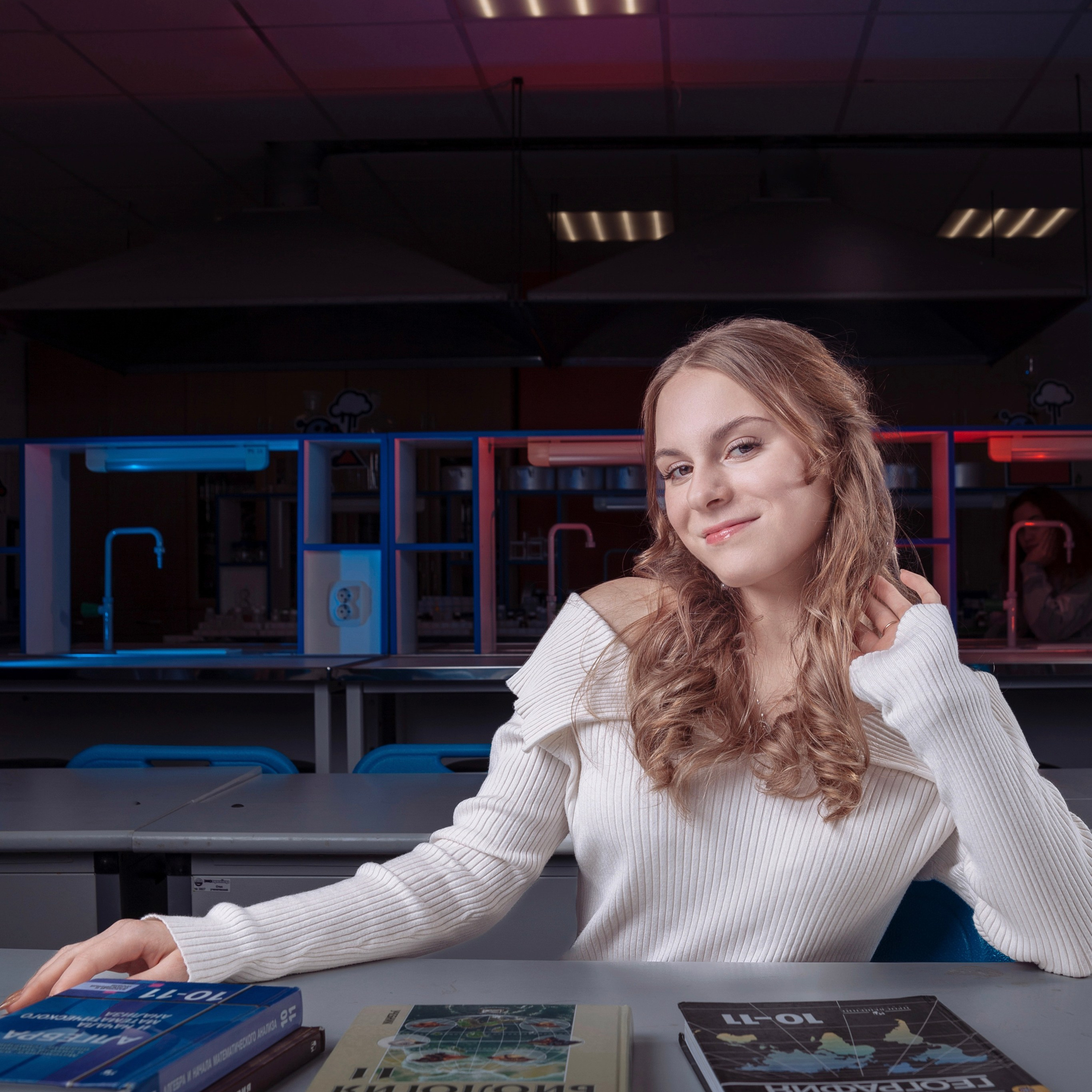 Вариант выпускного альбома для старших классов, обучающихся по химическому профилю в классе химии. Фотограф в Москве и Московской области Олег Подлесных