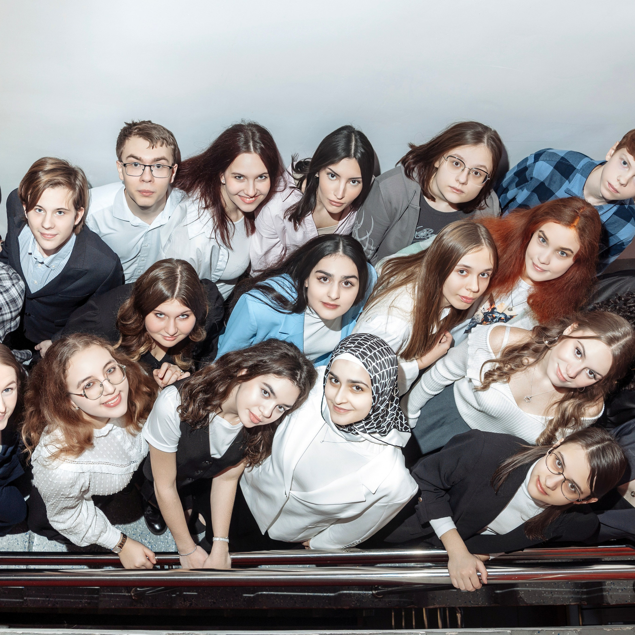 Вариант выпускного альбома для старших классов, обучающихся по химическому профилю в классе химии. Фотограф в Москве и Московской области Олег Подлесных