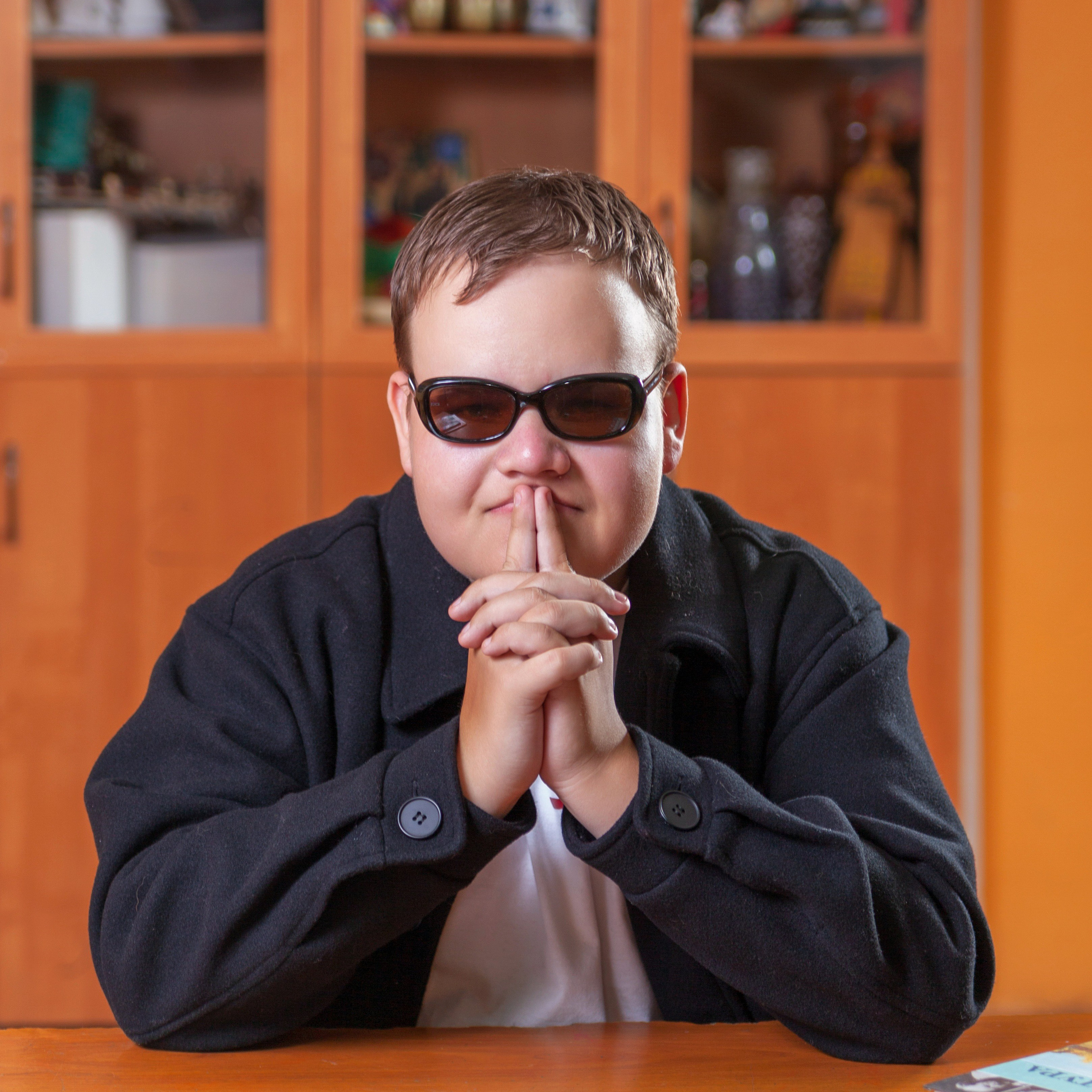 портрет молодого человека за столом