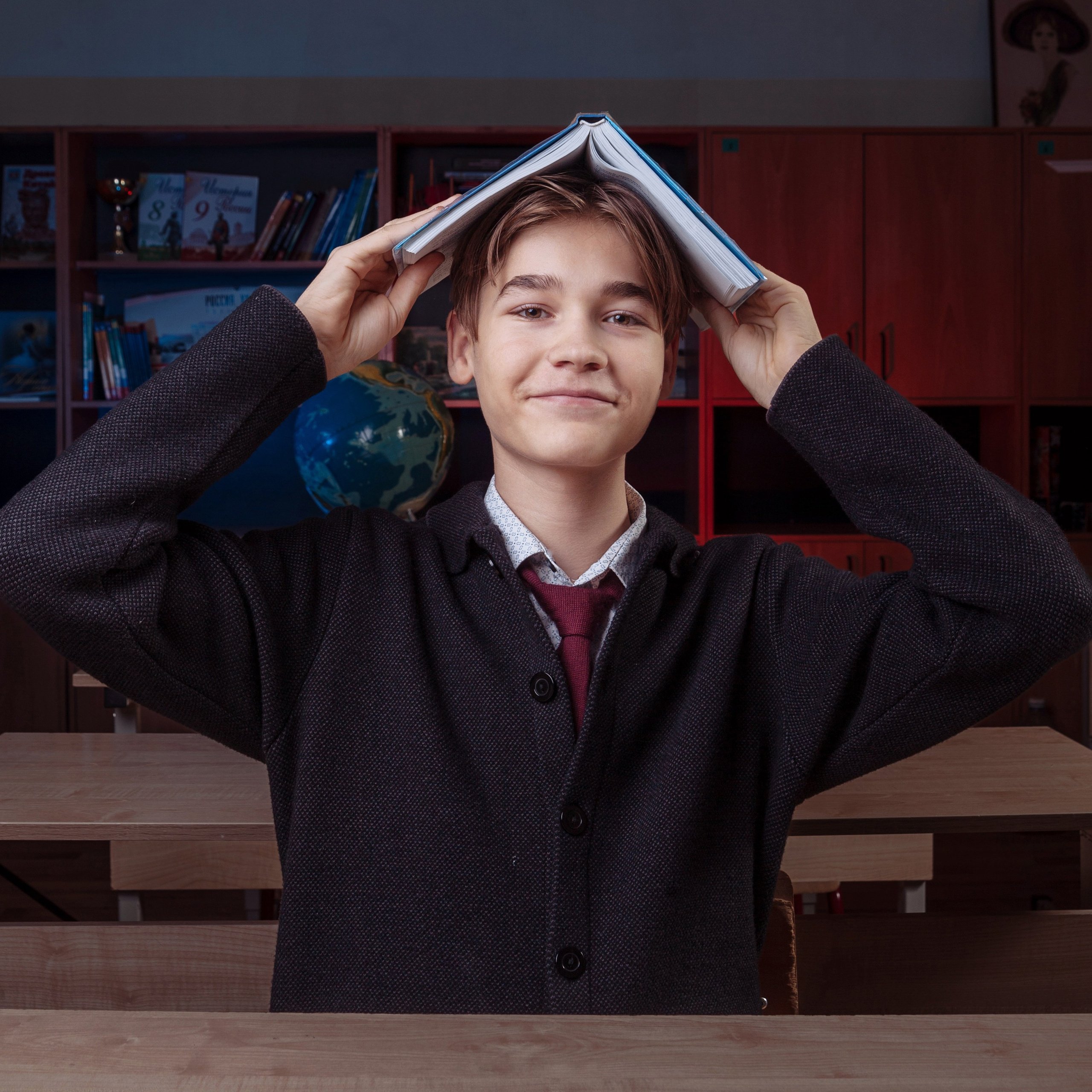 Примеры позирования учеников школы и воспитанников детского сада для фотосъемки на выпускной альбом. Фотограф в Москве и Московской области Олег Подлесных