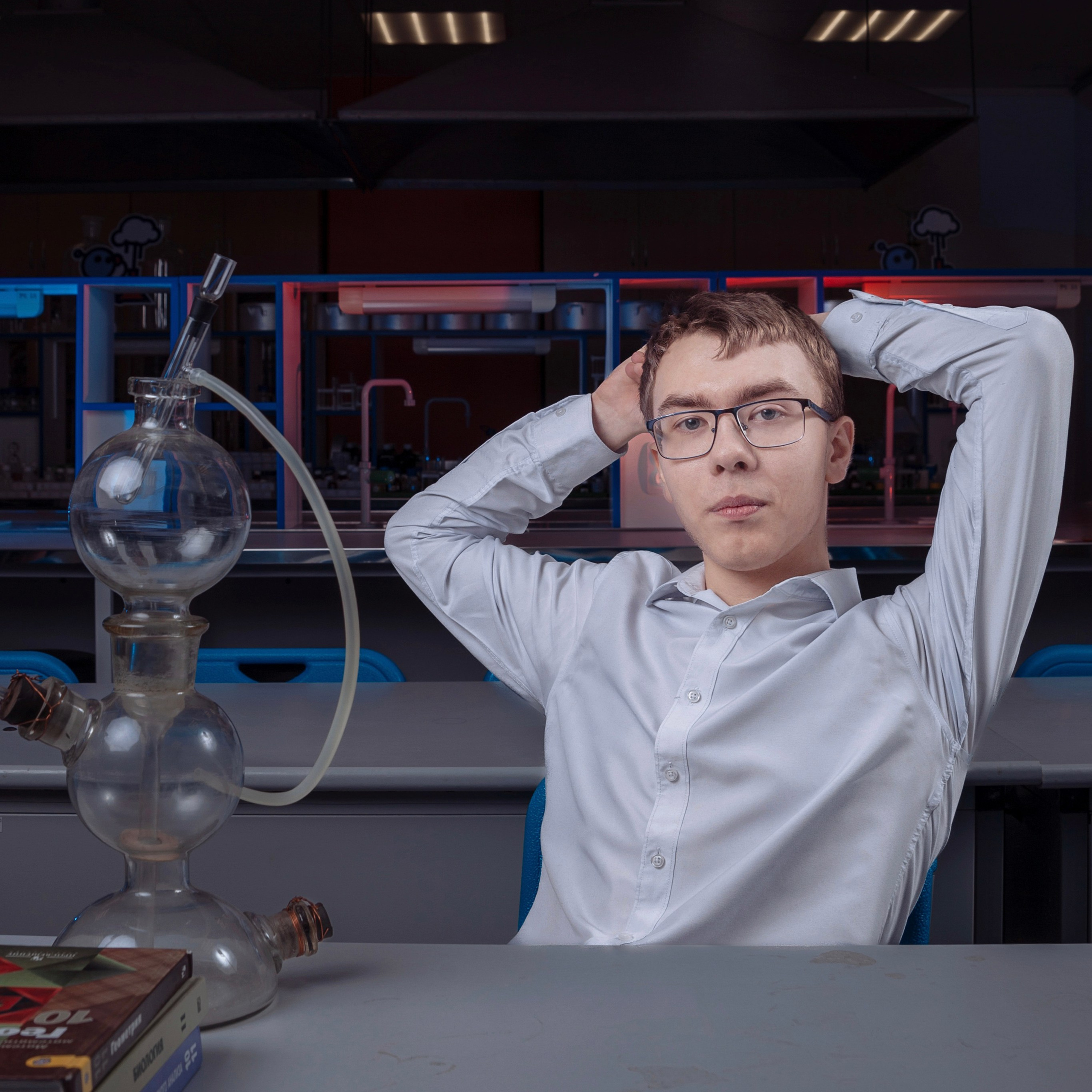 Вариант выпускного альбома для старших классов, обучающихся по химическому профилю в классе химии. Фотограф в Москве и Московской области Олег Подлесных