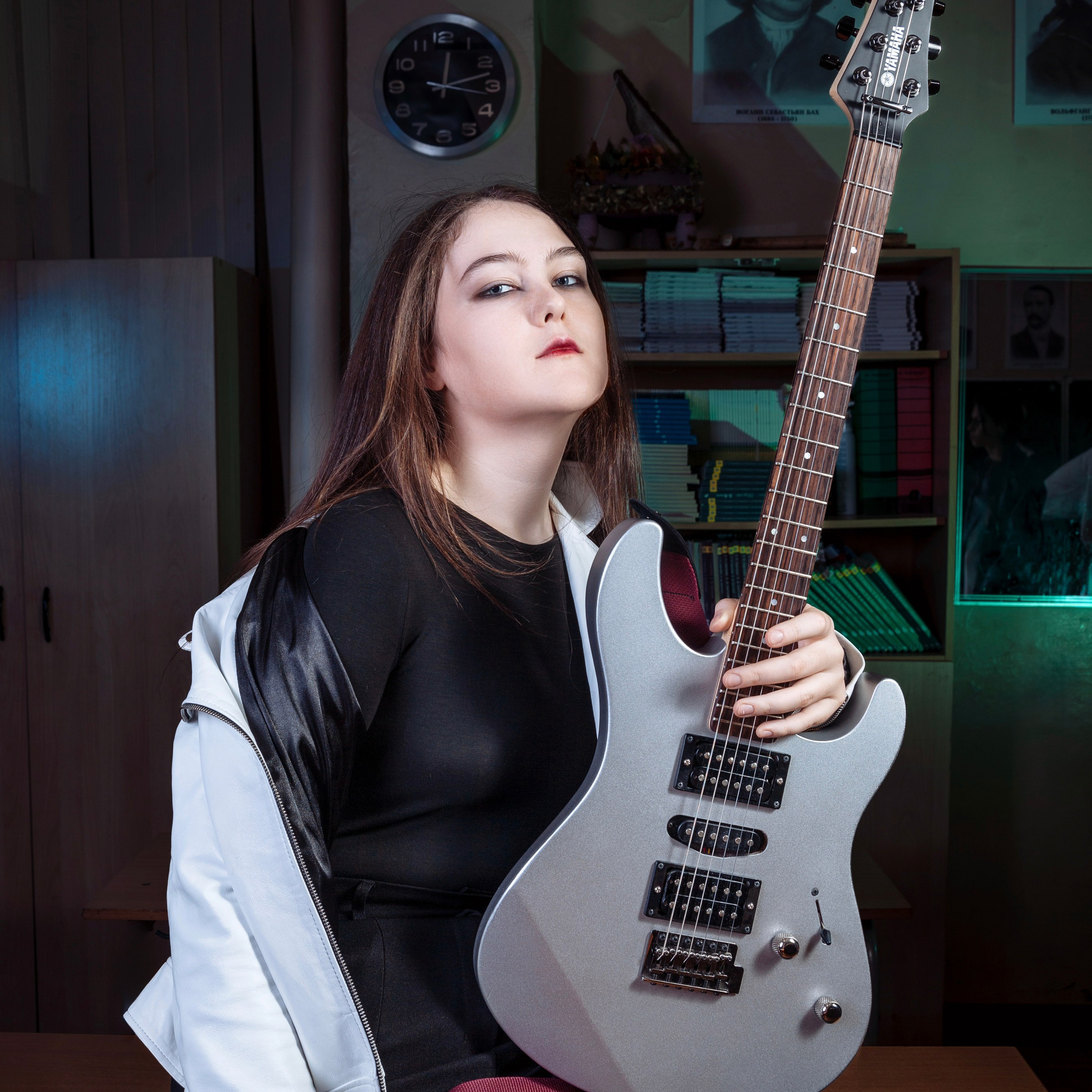 Съемка для выпускного альбома 9 класса с цветным светом в школьном классе. Фотограф в Москве и Московской области Олег Подлесных