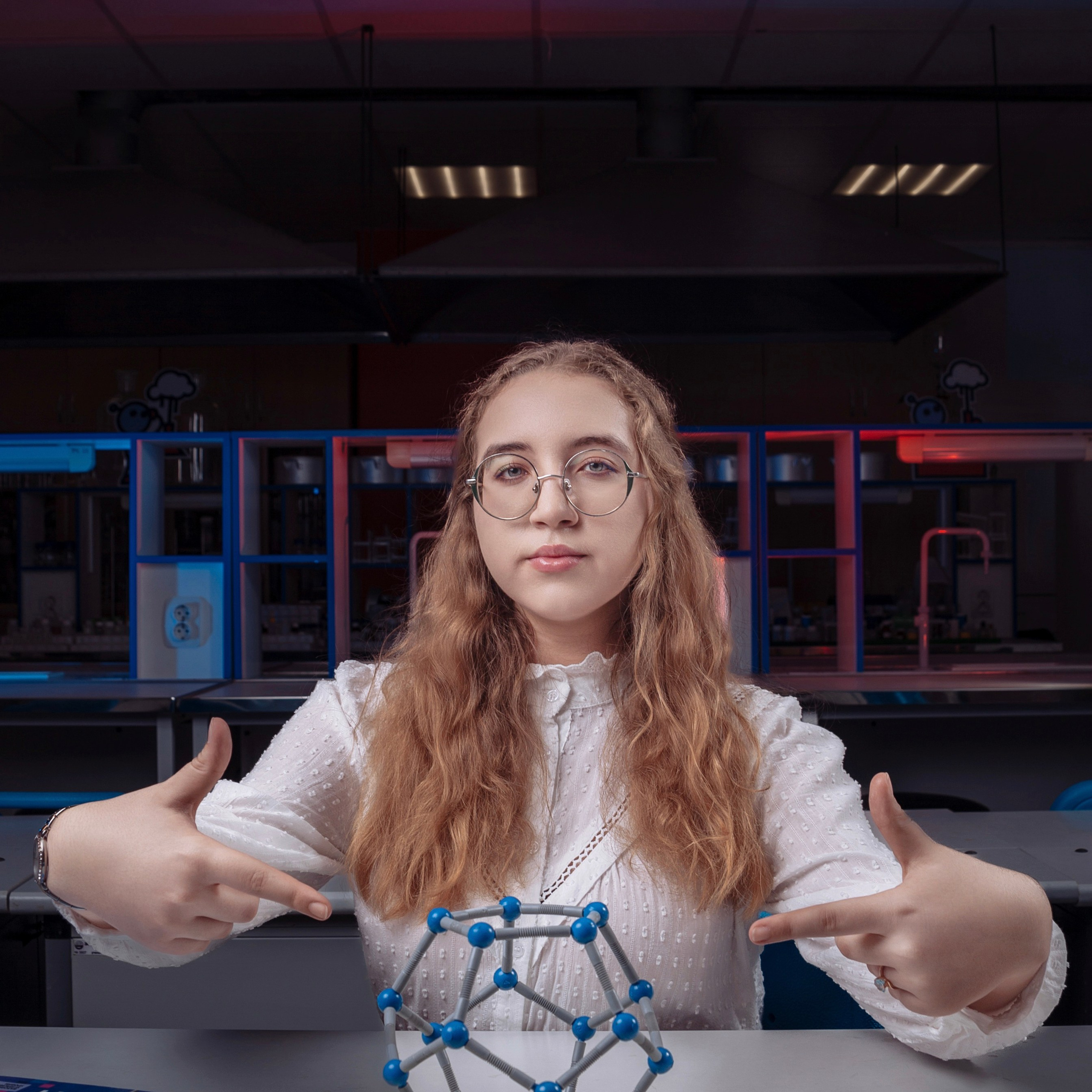 Вариант выпускного альбома для старших классов, обучающихся по химическому профилю в классе химии. Фотограф в Москве и Московской области Олег Подлесных