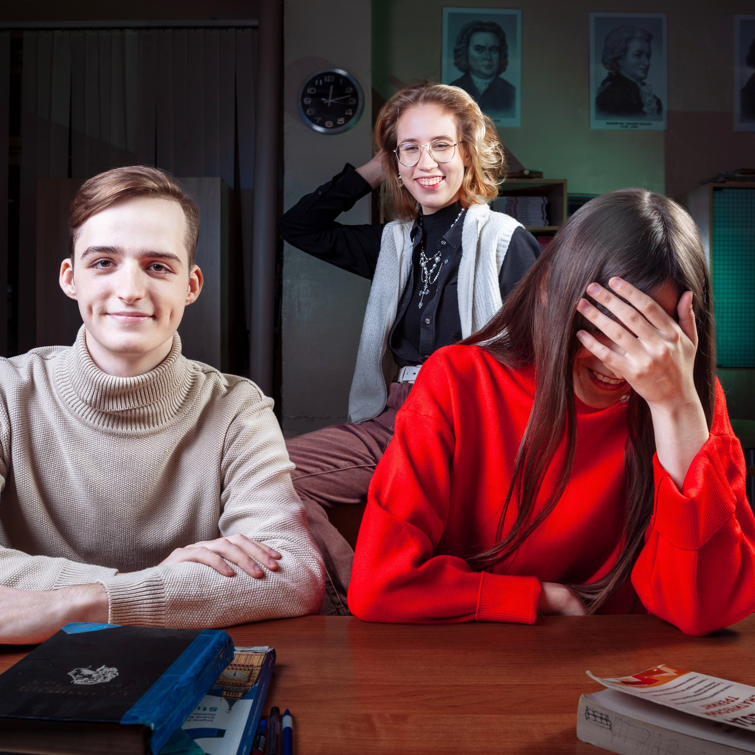 Съемка для выпускного альбома 9 класса в классе с цветным светом