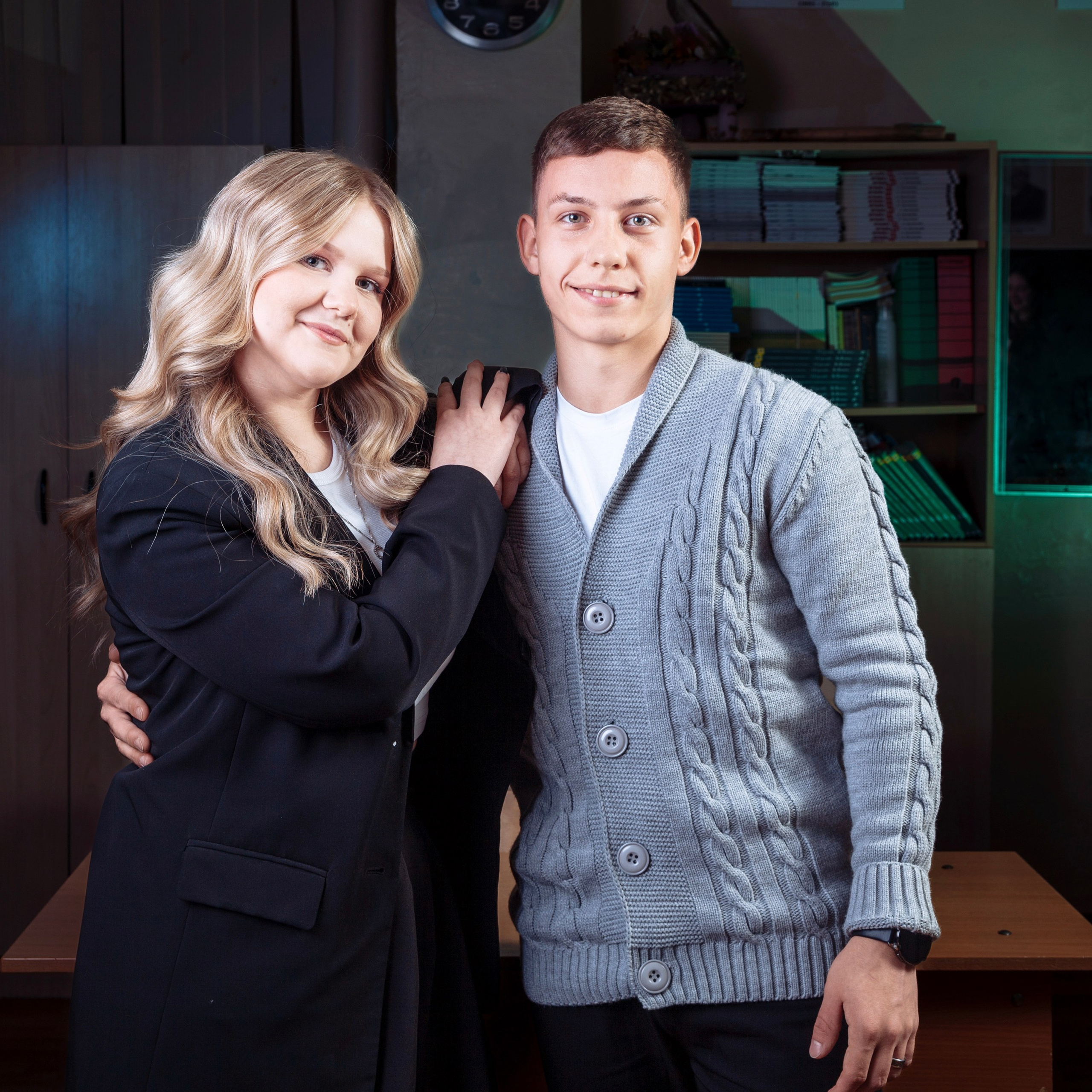 Съемка для выпускного альбома 9 класса с цветным светом в школьном классе. Фотограф в Москве и Московской области Олег Подлесных