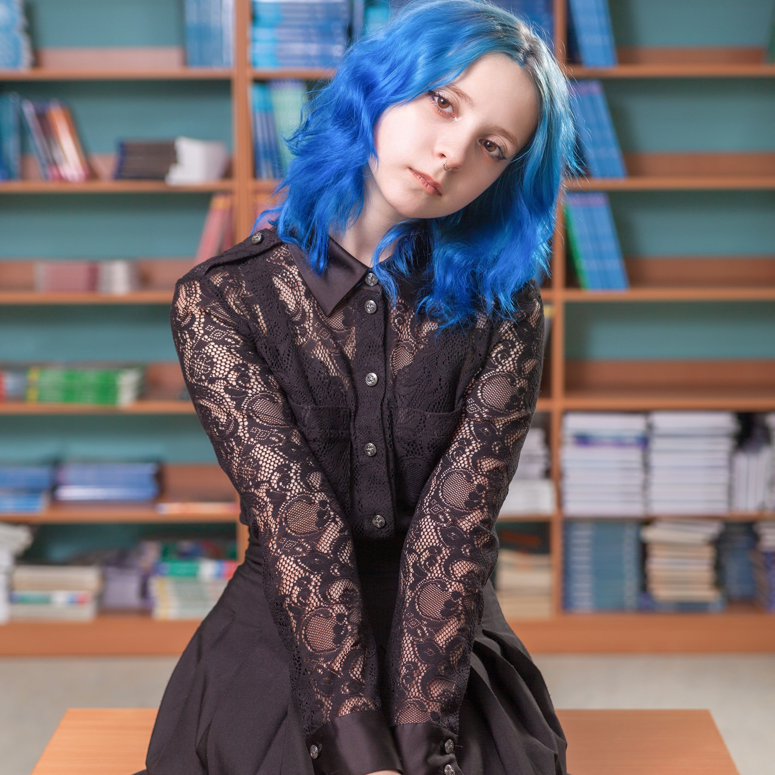 портрет девушки на столе