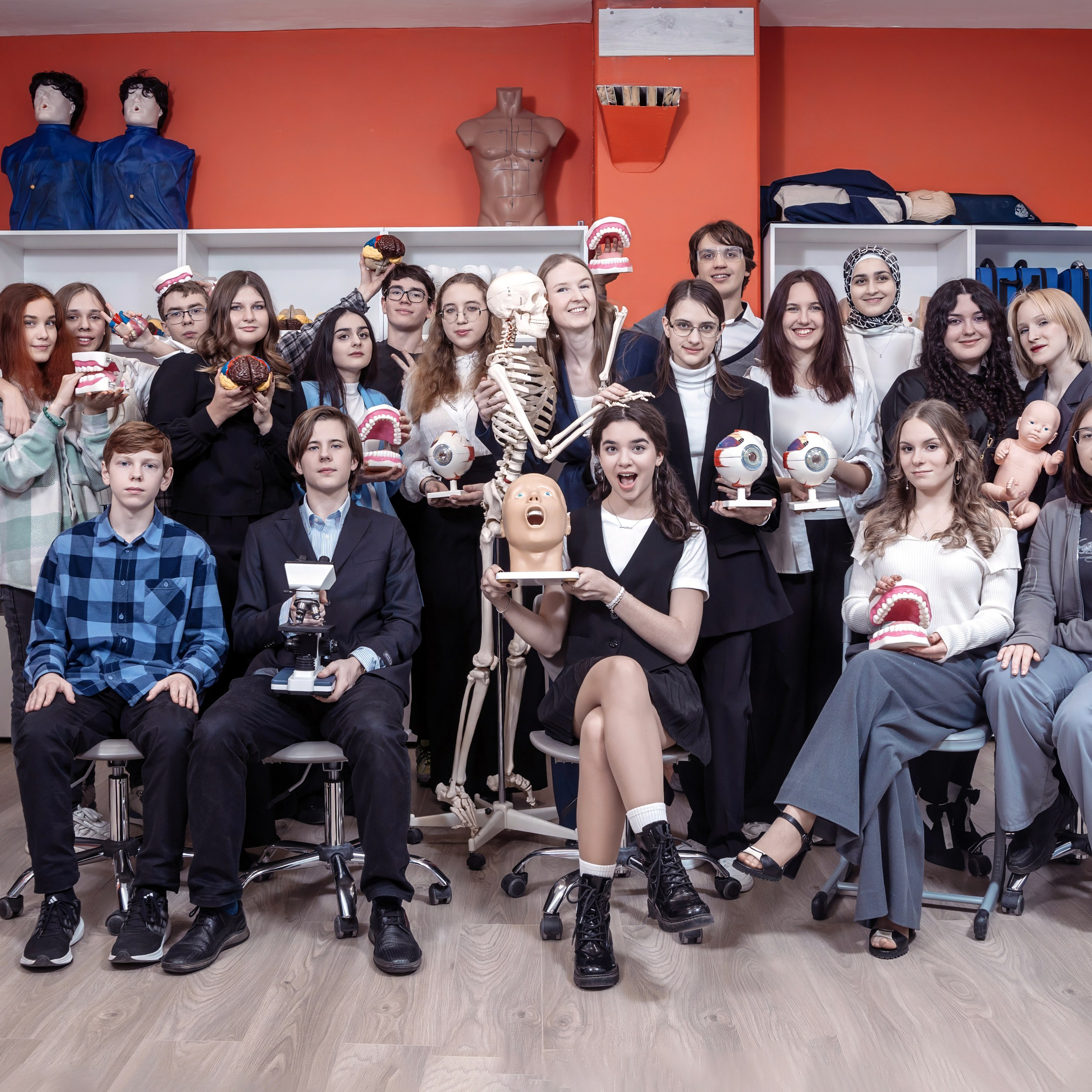 Вариант выпускного альбома для старших классов, обучающихся по химическому профилю в классе химии. Фотограф в Москве и Московской области Олег Подлесных