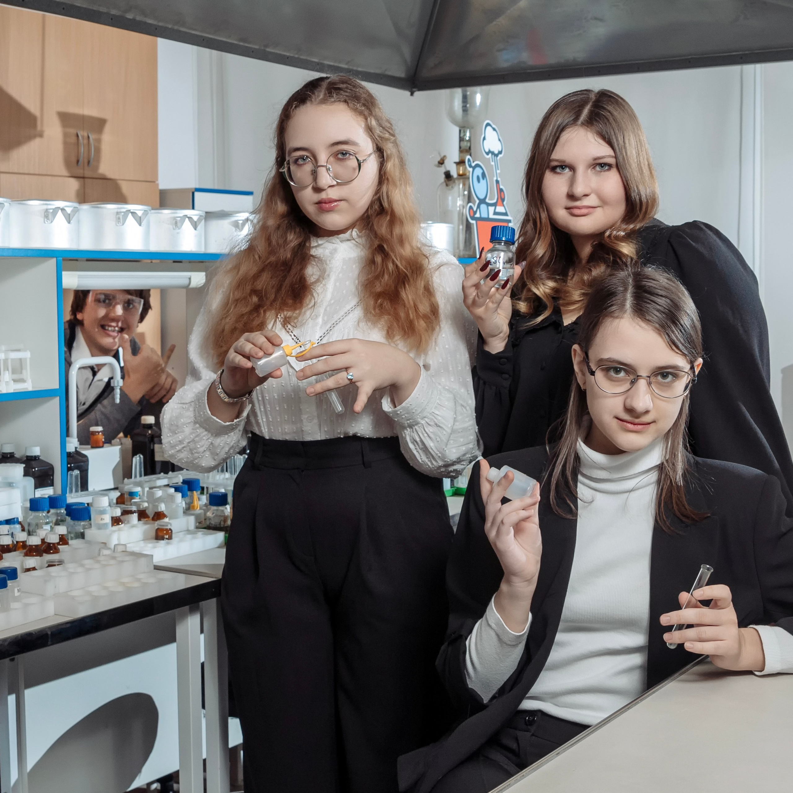 Вариант выпускного альбома для старших классов, обучающихся по химическому профилю в классе химии. Фотограф в Москве и Московской области Олег Подлесных