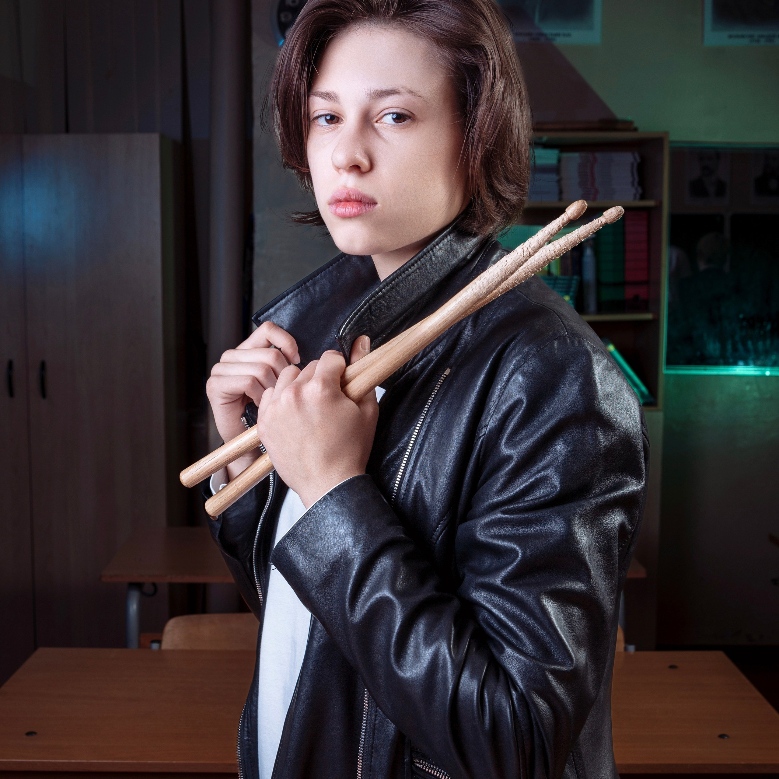 Съемка для выпускного альбома 9 класса с цветным светом в школьном классе. Фотограф в Москве и Московской области Олег Подлесных