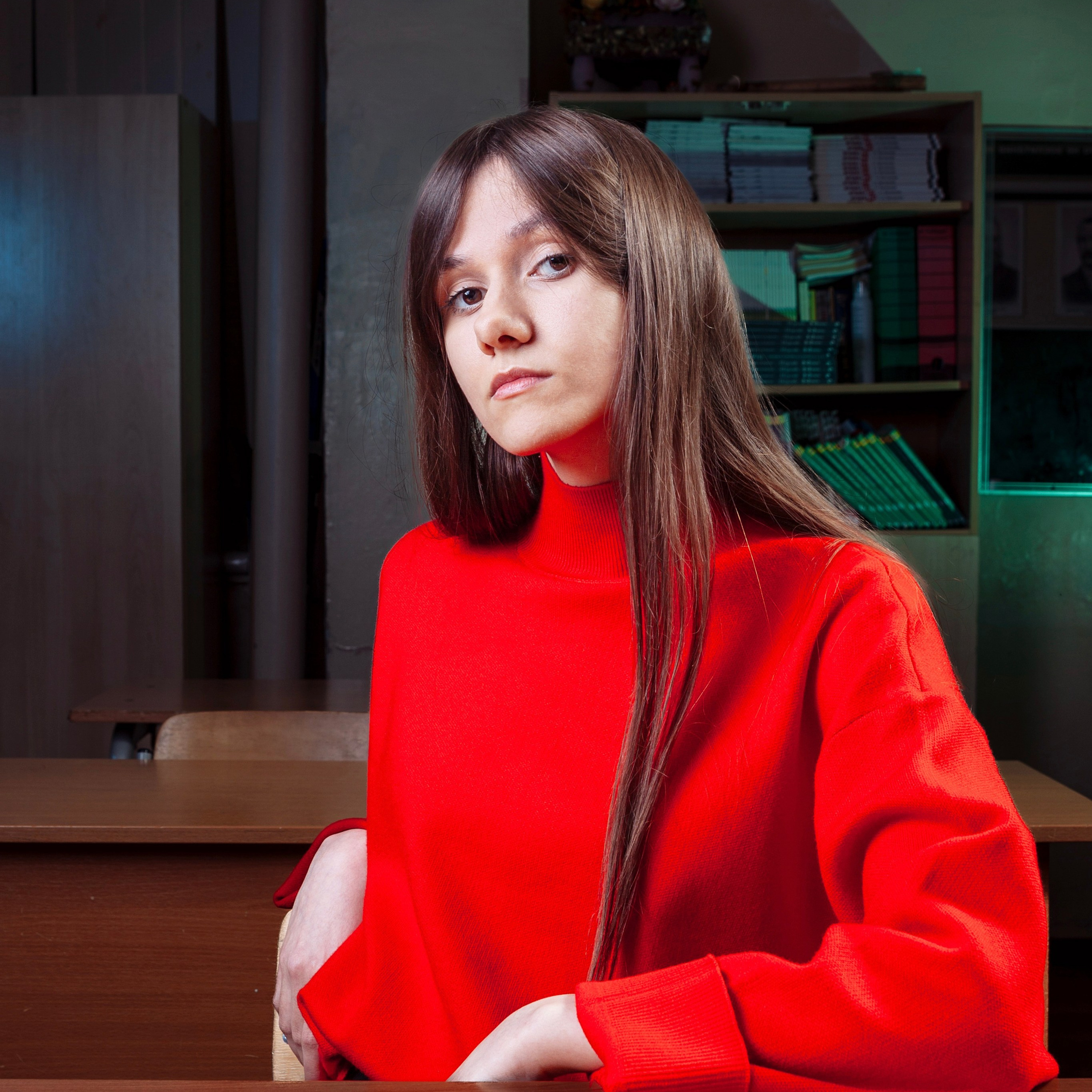 Съемка для выпускного альбома 9 класса с цветным светом в школьном классе. Фотограф в Москве и Московской области Олег Подлесных