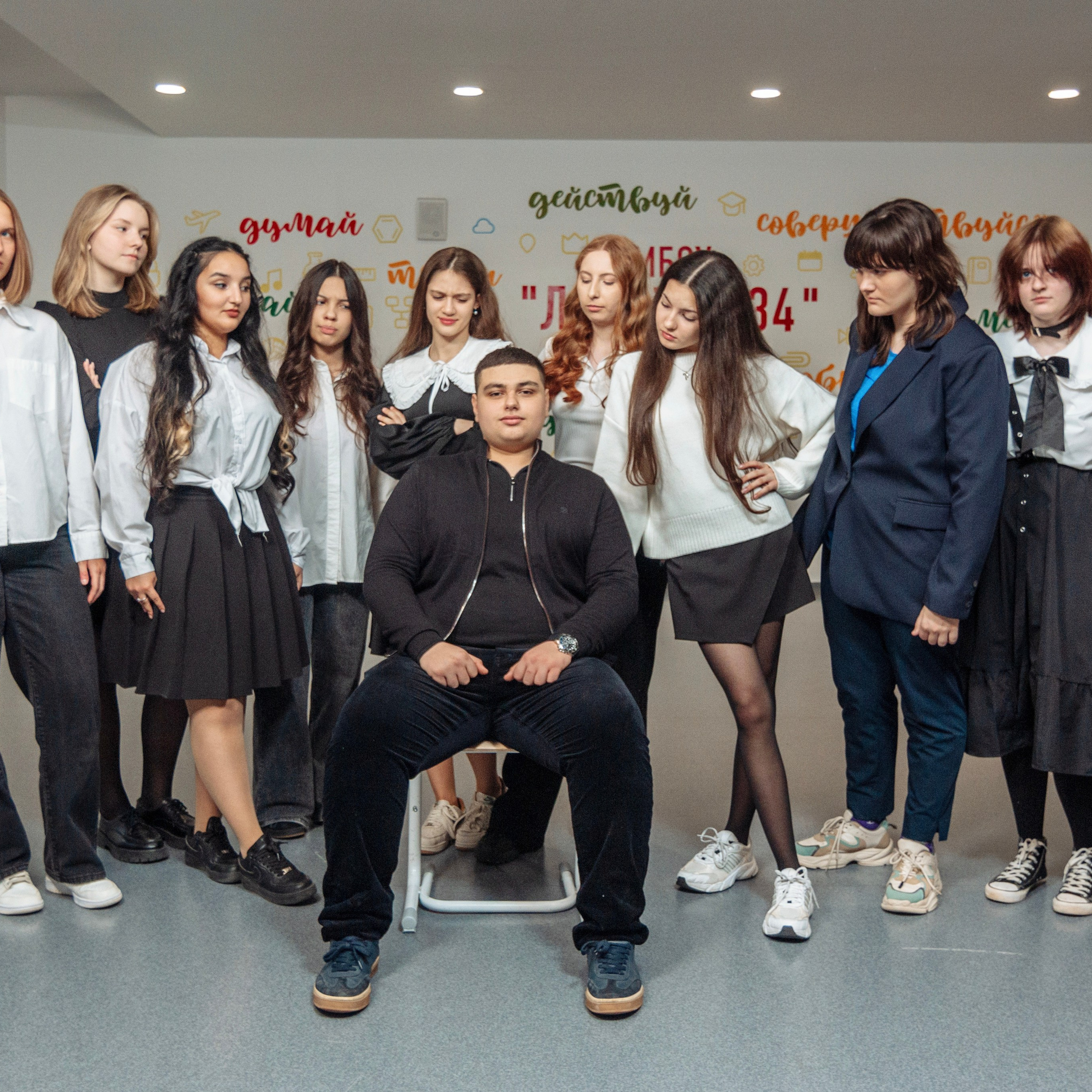 Съемка выпускного альбома для 9 класса в актовом зале школы с цветным светом. Фотограф в Москве и Московской области Олег Подлесных