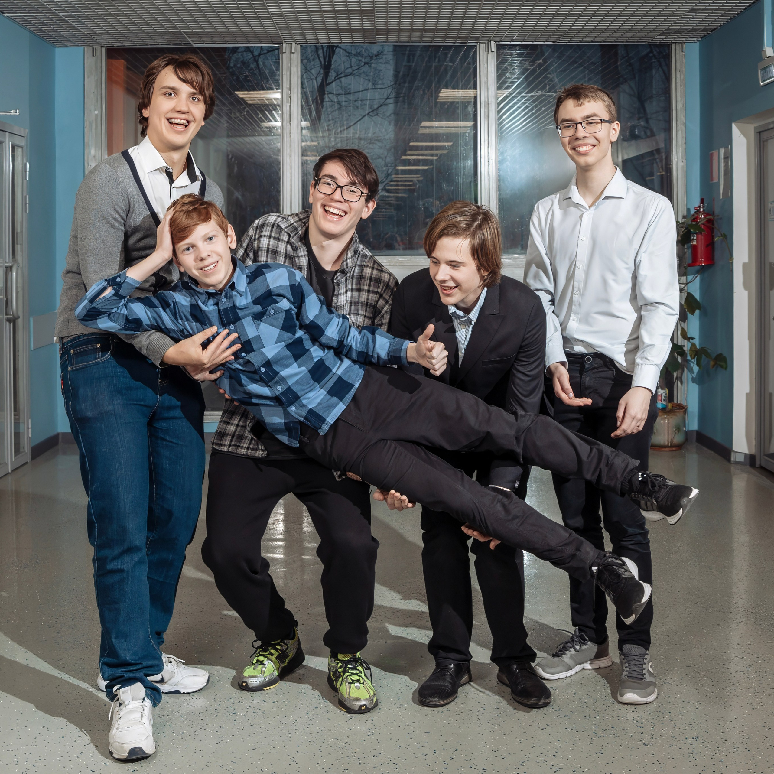 Вариант выпускного альбома для старших классов, обучающихся по химическому профилю в классе химии. Фотограф в Москве и Московской области Олег Подлесных