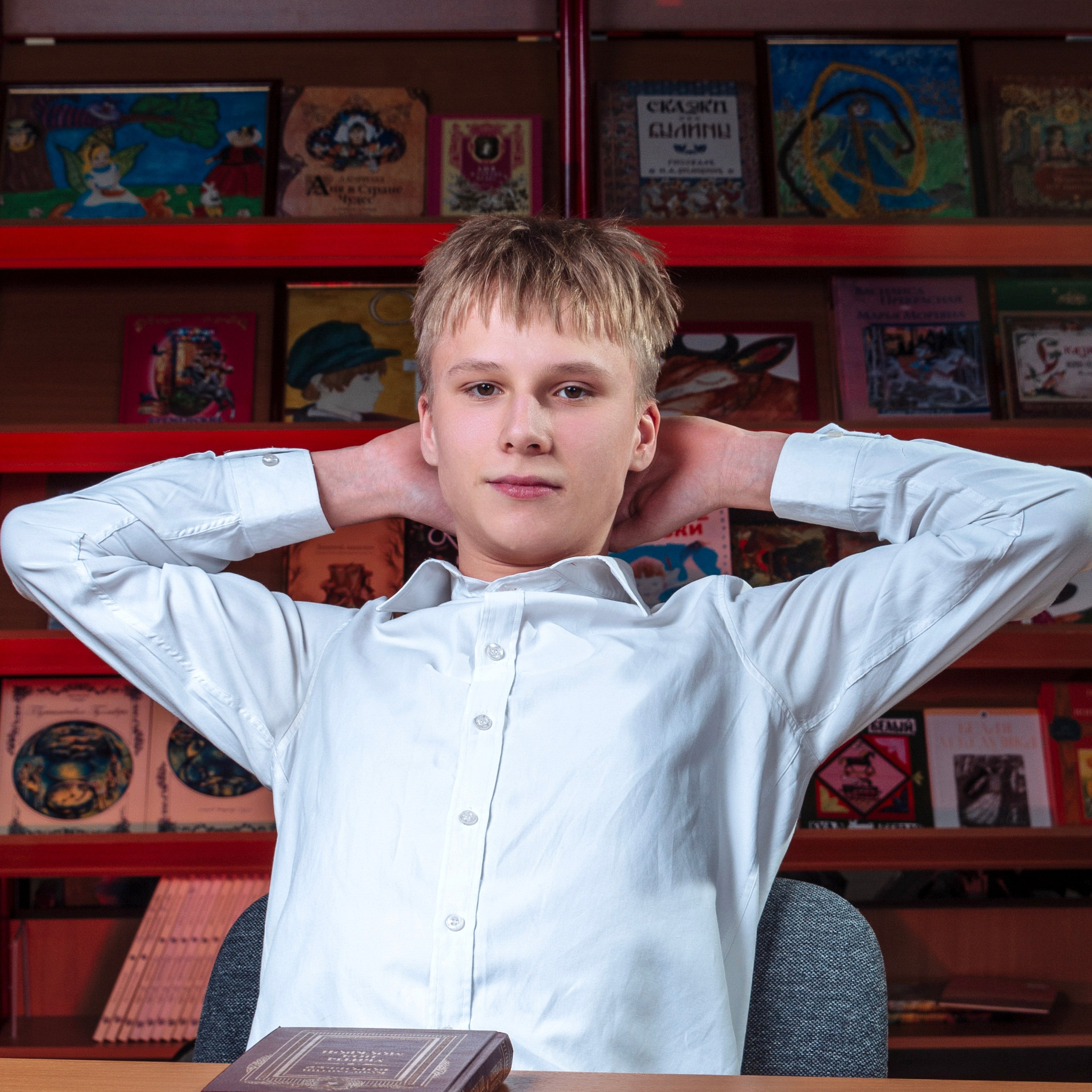 Фотосъемка портретной части выпускного альбома в школьной библиотеке. Фотограф в Москве и Московской области Олег Подлесных