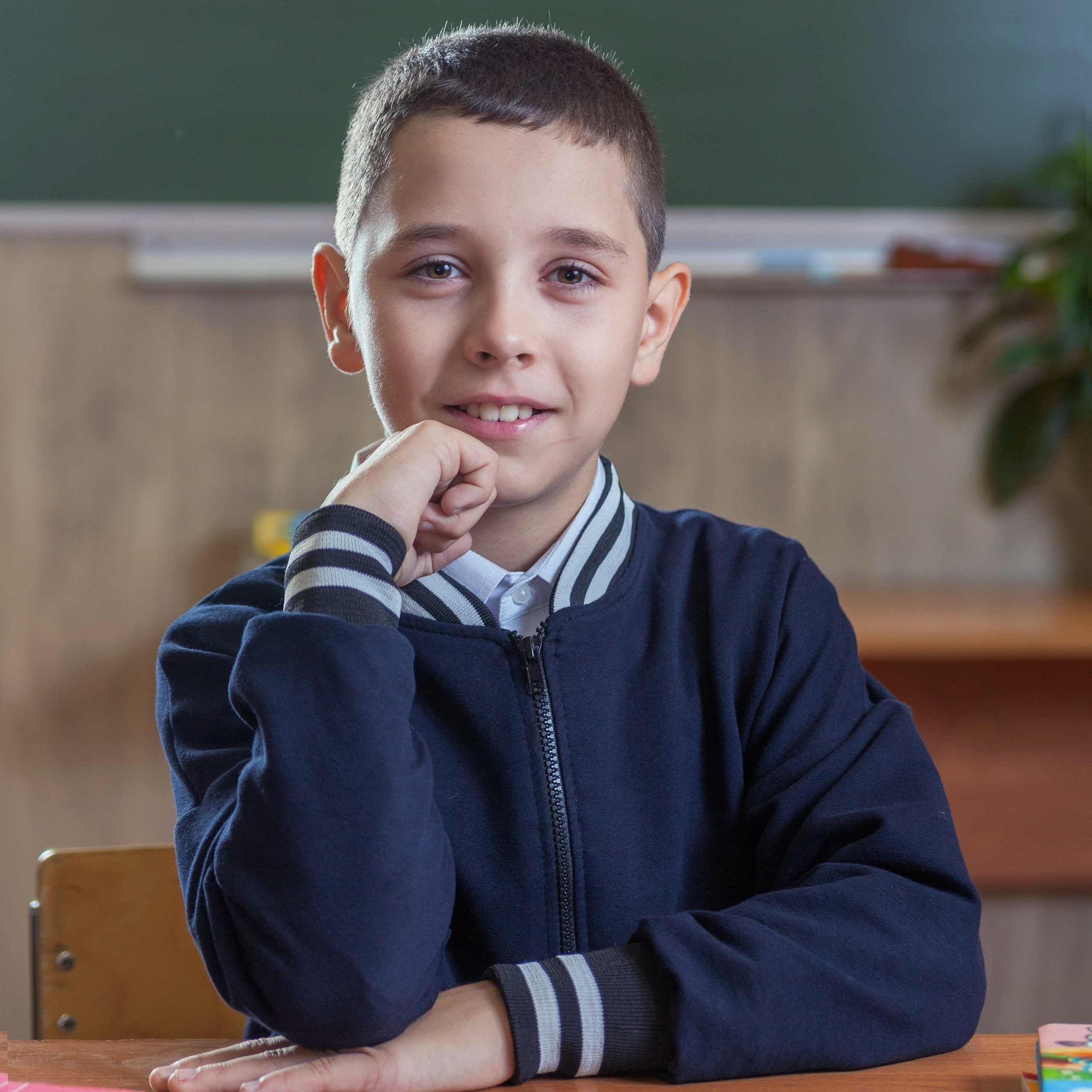 портрет мальчика за столом