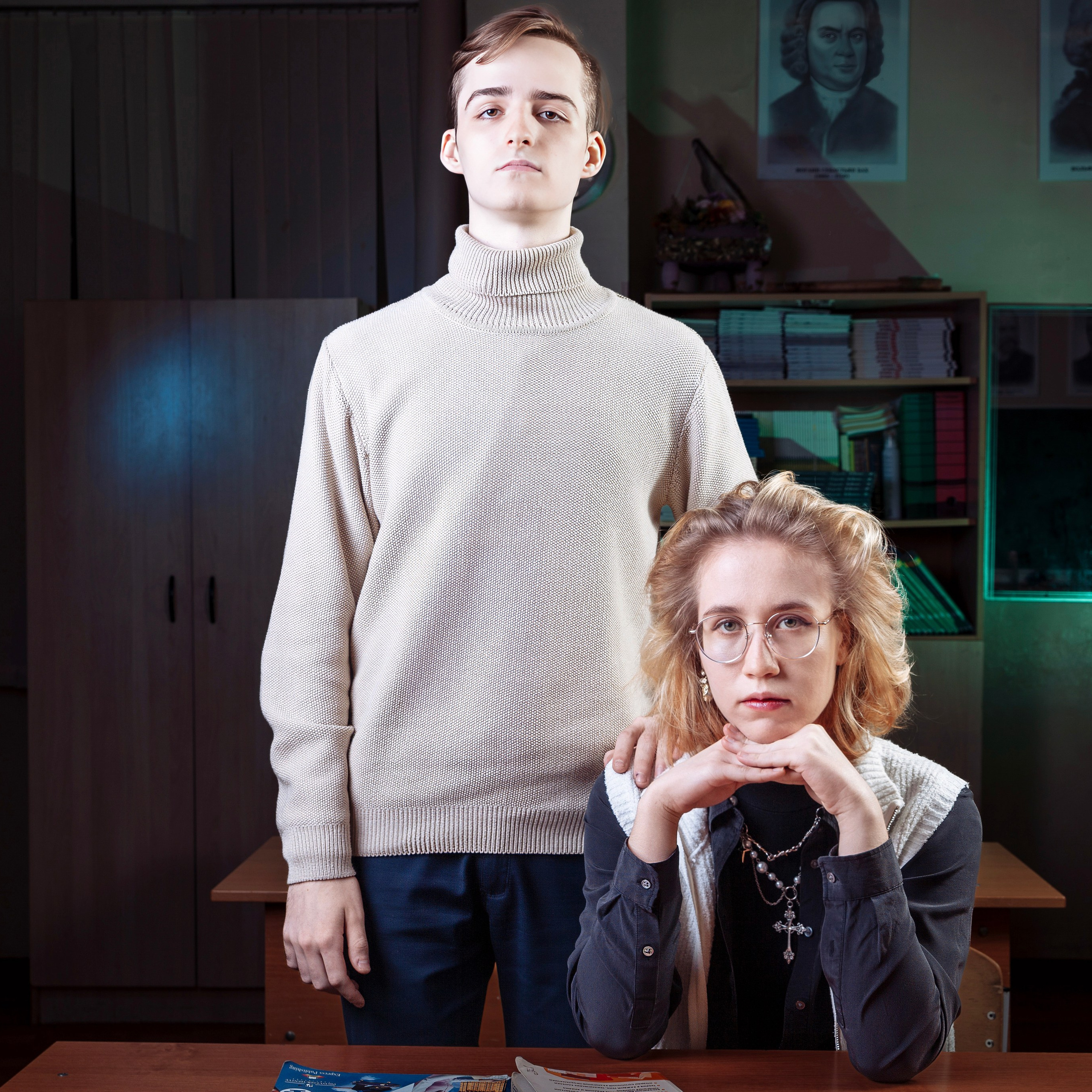 Съемка для выпускного альбома 9 класса с цветным светом в школьном классе. Фотограф в Москве и Московской области Олег Подлесных