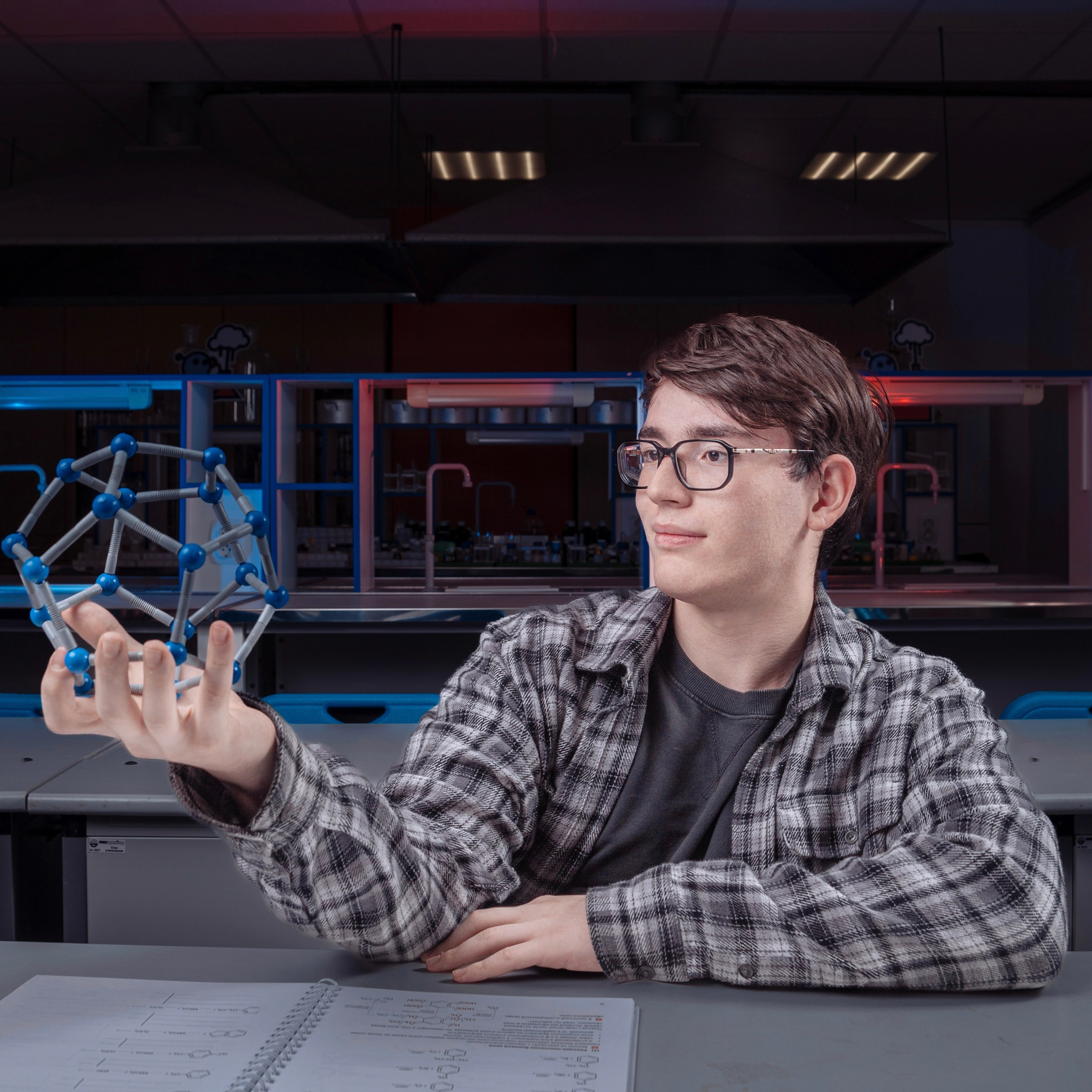 Вариант выпускного альбома для старших классов, обучающихся по химическому профилю в классе химии. Фотограф в Москве и Московской области Олег Подлесных