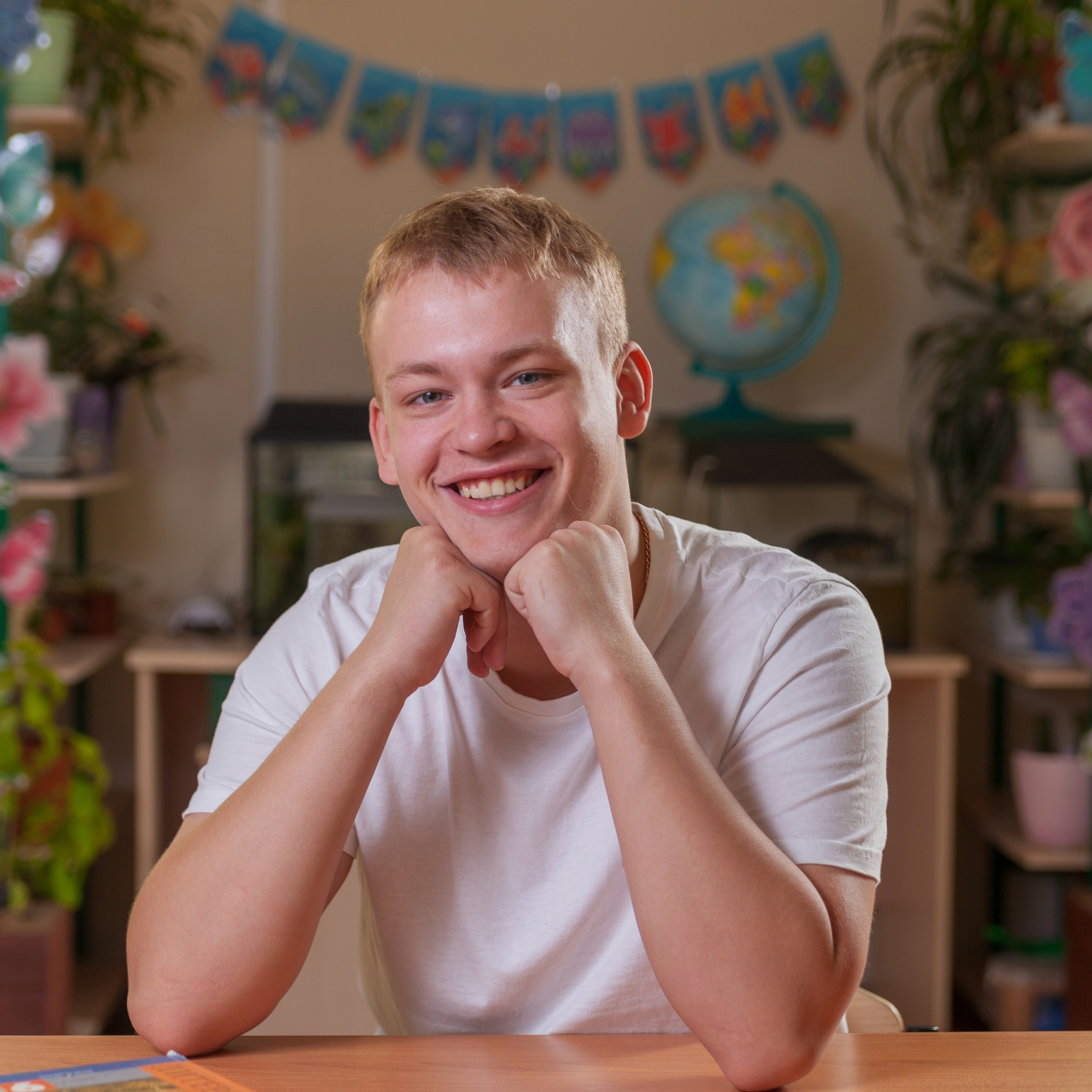 портрет юноши за столом