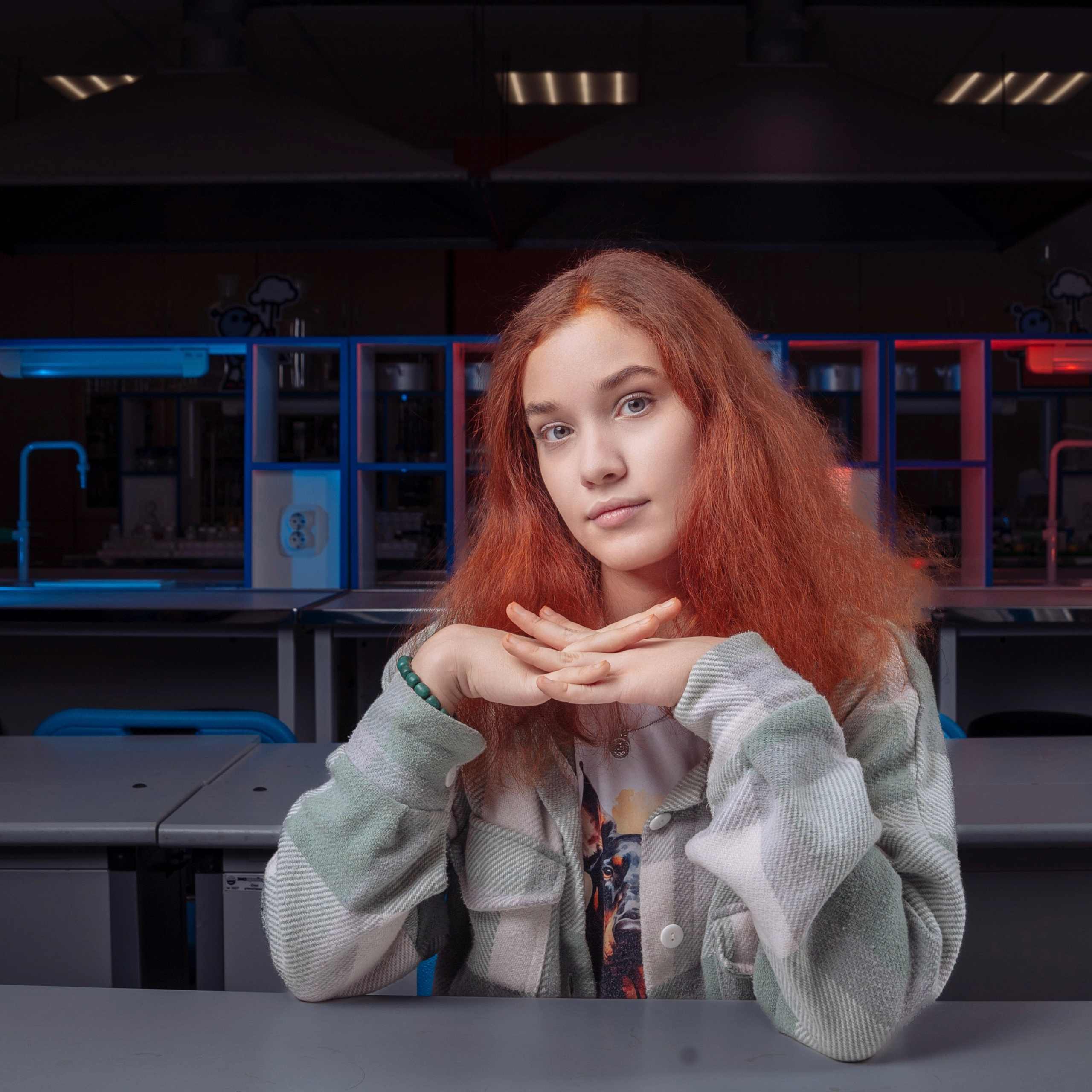 Вариант выпускного альбома для старших классов, обучающихся по химическому профилю в классе химии. Фотограф в Москве и Московской области Олег Подлесных