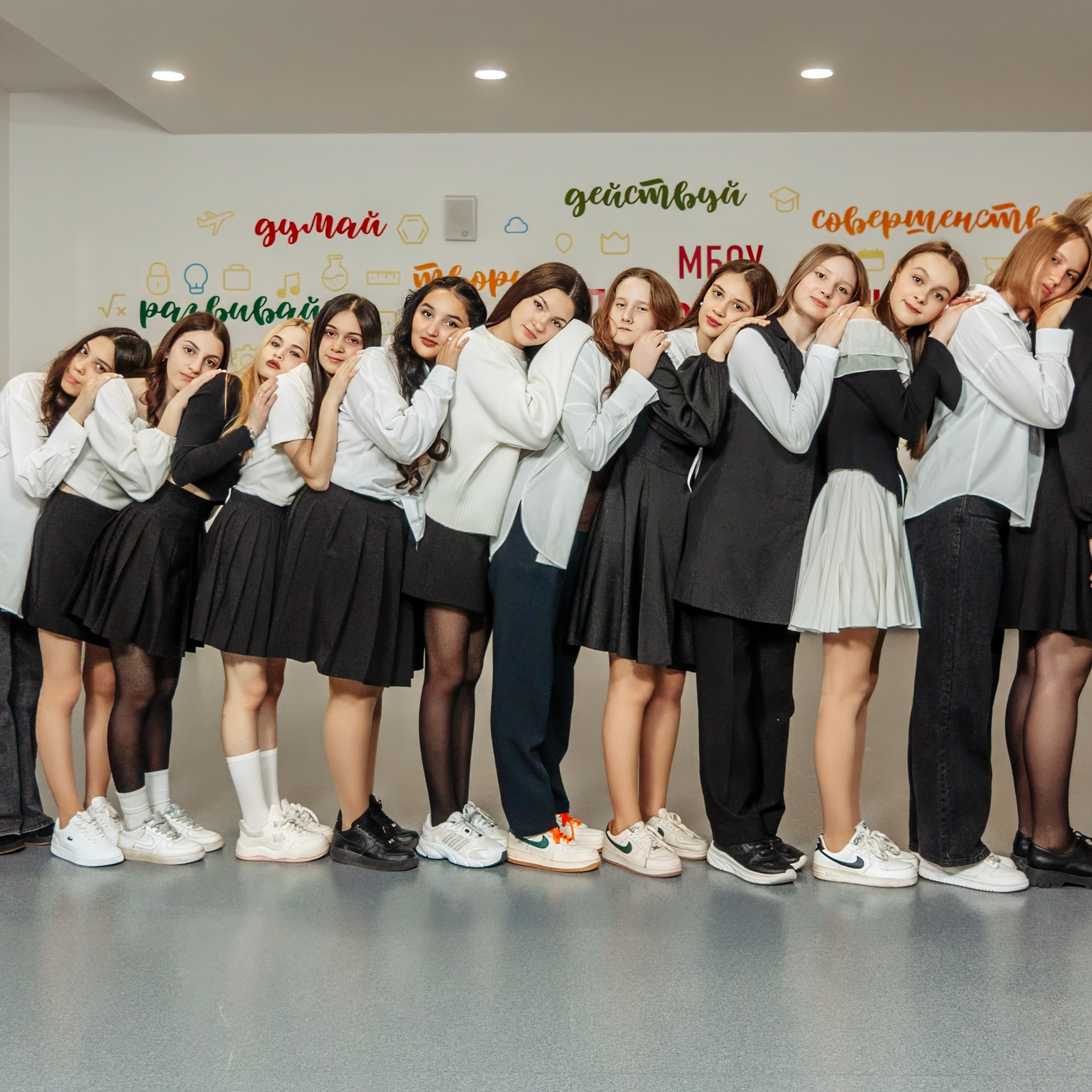 Съемка выпускного альбома для 9 класса в актовом зале школы с цветным светом. Фотограф в Москве и Московской области Олег Подлесных